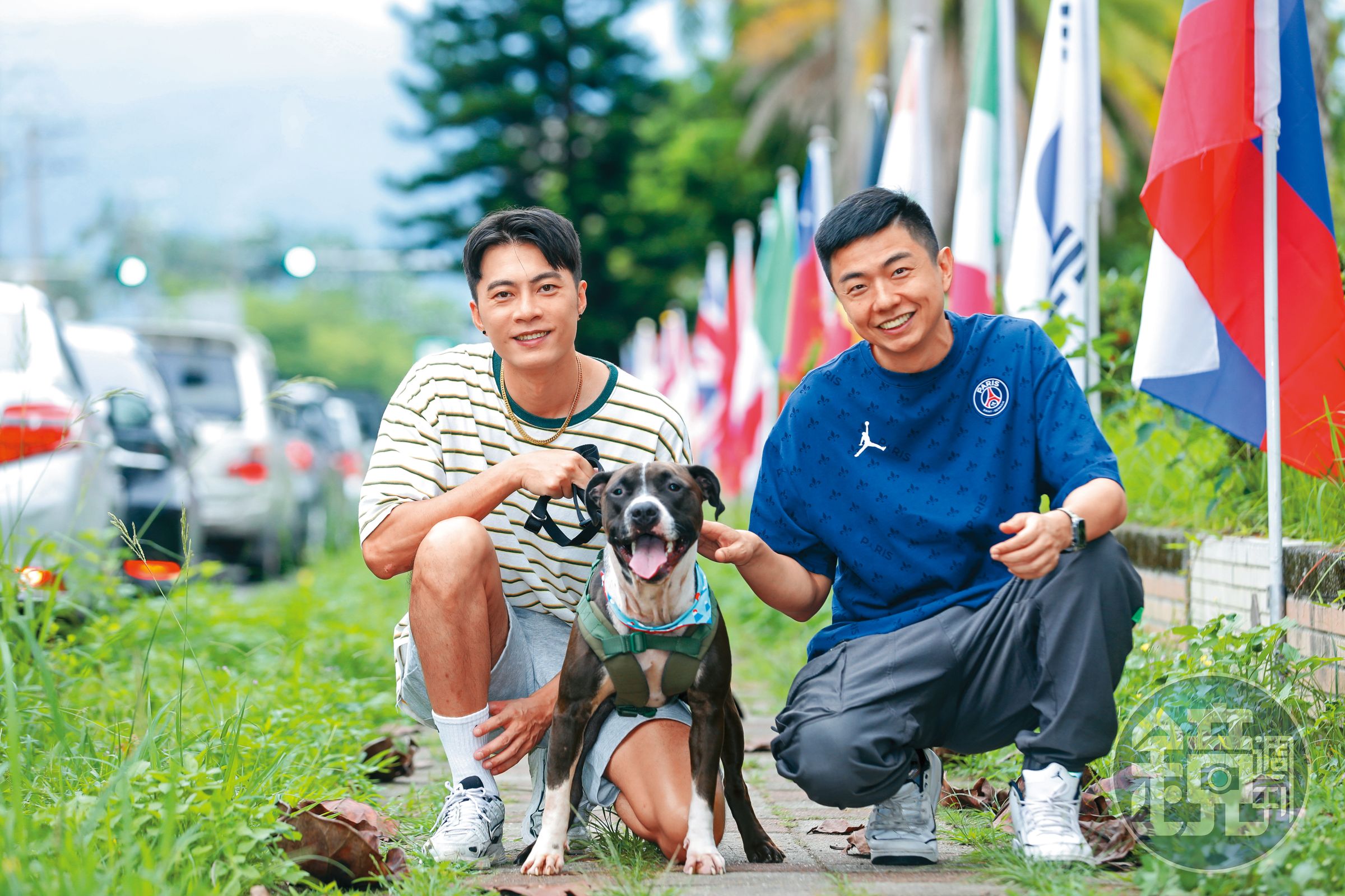 余思達(左)對於可帶愛犬「余偉文」跟熊爸(右)見面非常開心,對於熊爸給的建議會立即處理。