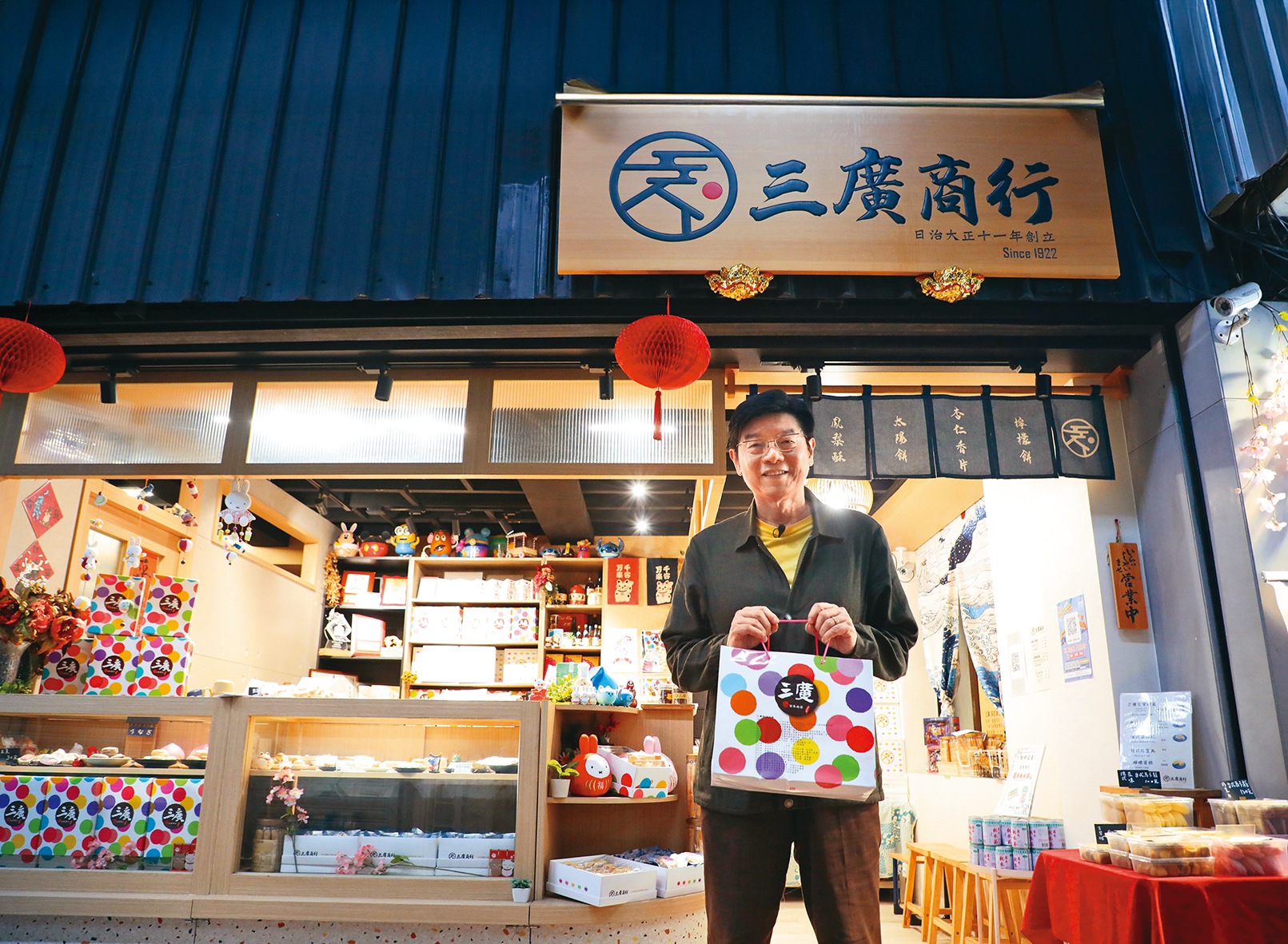 我到百年歷史的「三廣商行」採買伴手禮,害羞的老闆躲在門後。