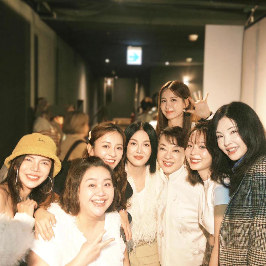 何如芸(右一)在《陽光女子合唱團》演出一幕,首映後與翁倩玉、陳意涵、鍾欣凌、苗可麗等人合照。