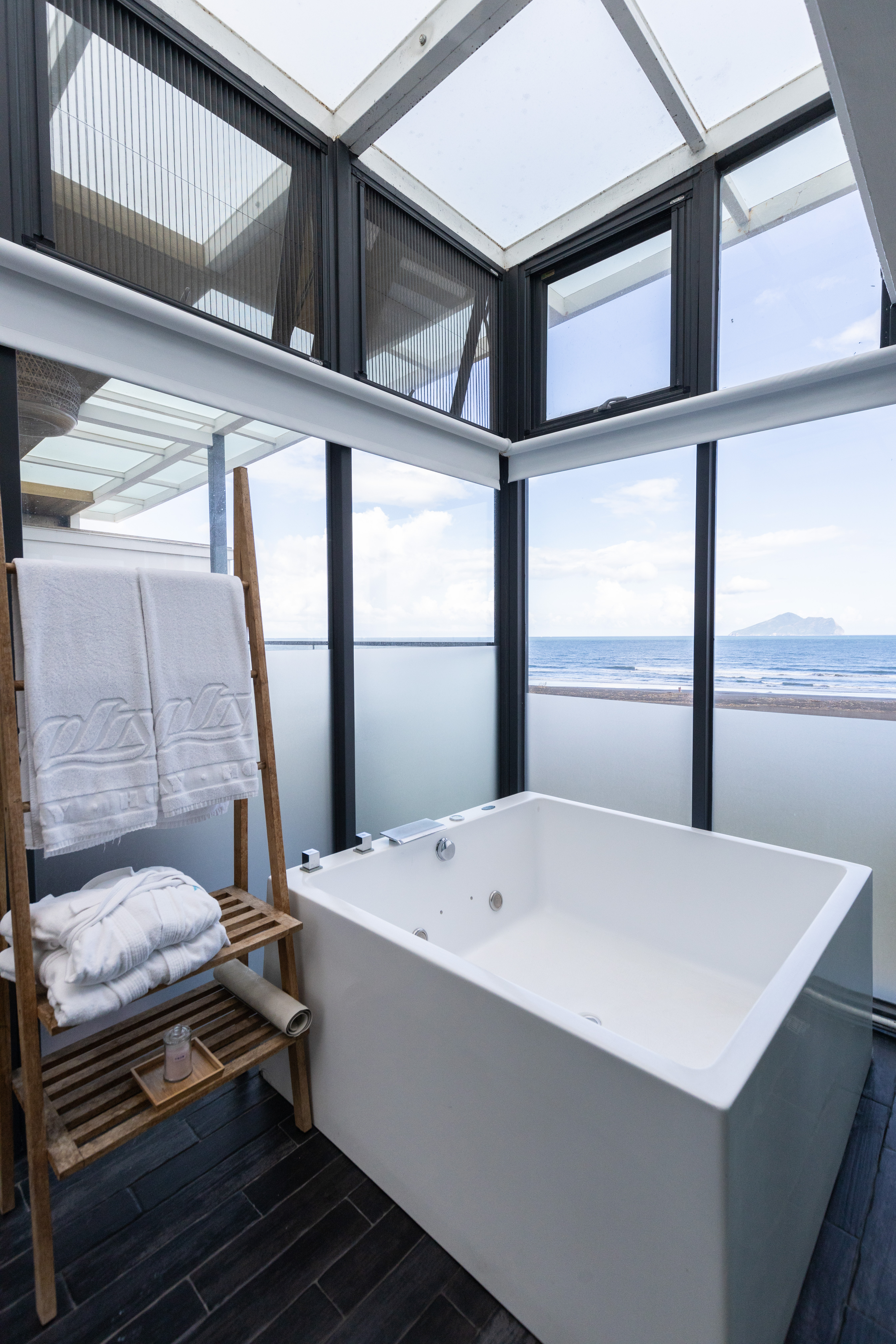 芹仁特別室的2樓設有室內、室外2座浴池，泡澡眺望海景超享受。