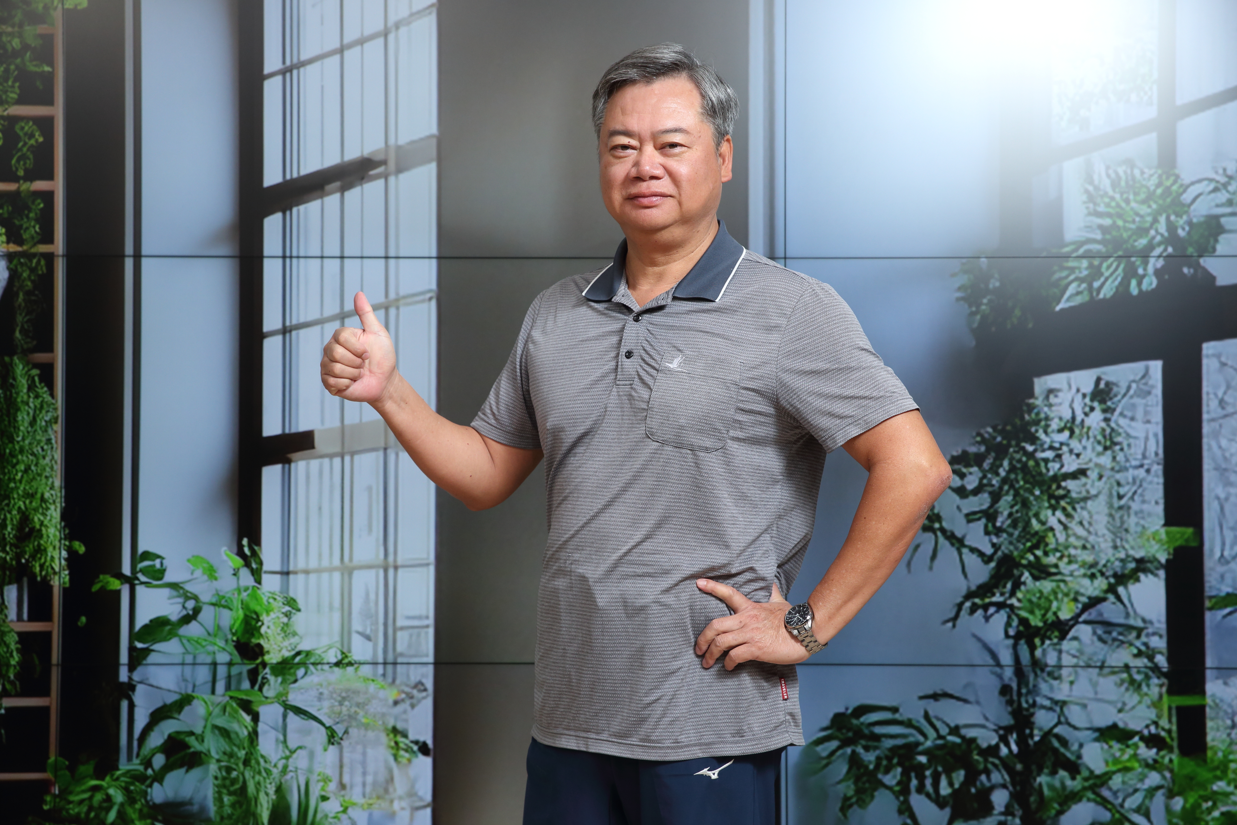 陳重銘認為，今年股市高檔震盪劇烈，資金會回流到金融股，因此買進700張彰銀。