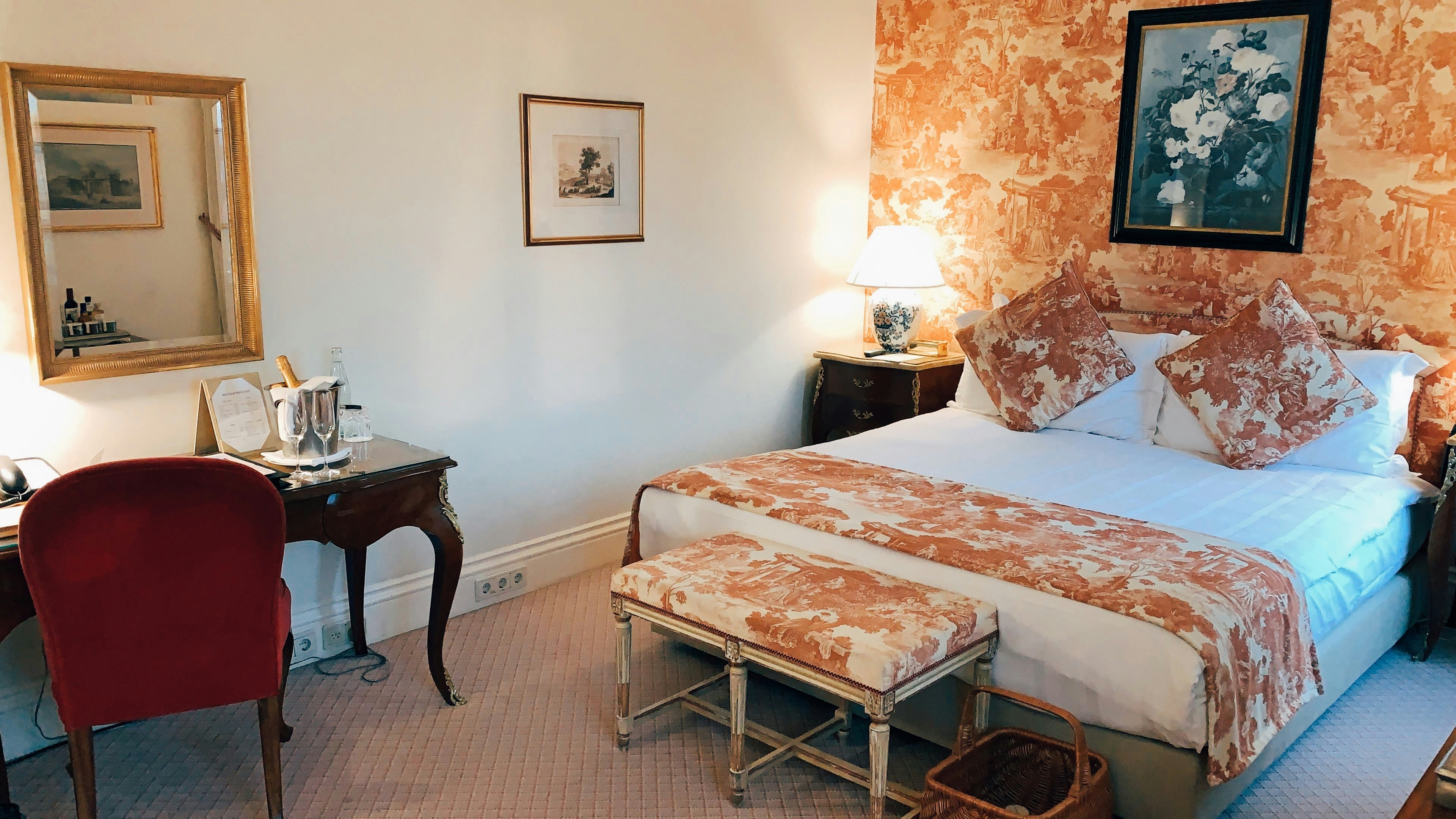 日本超人氣連鎖飯店Super Hotel說明飯店床尾墊的長巾作用，是避免住客穿著鞋子上床時弄髒床鋪。（示意圖，unsplash）