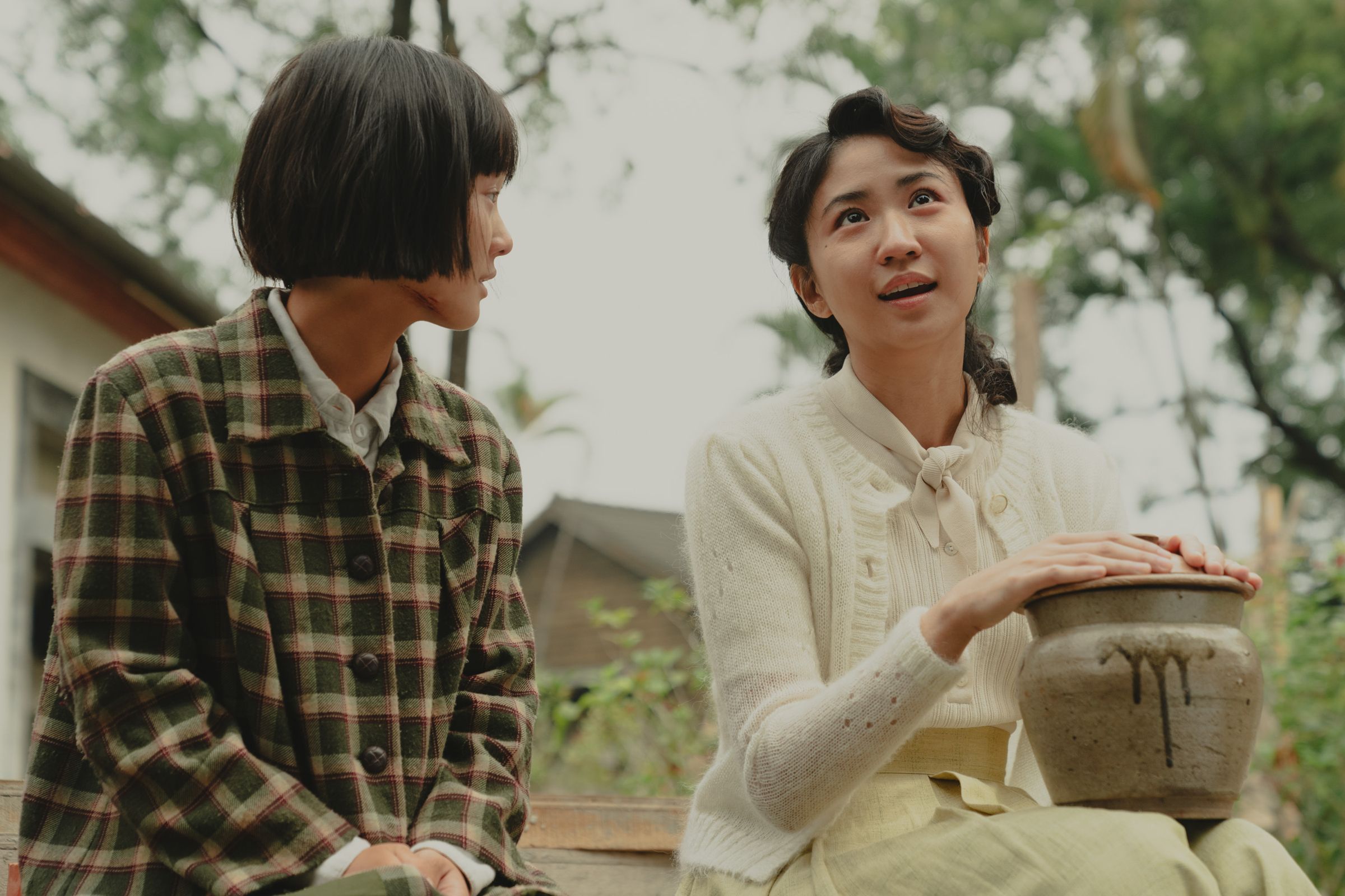 9m88(右)坦言,飾演姊姊阿霞在火化場外向方郁婷(左)飾演的妹妹阿月轉述哥哥育雲(曾敬驊飾演)的故事壓力極大。(華文創提供)