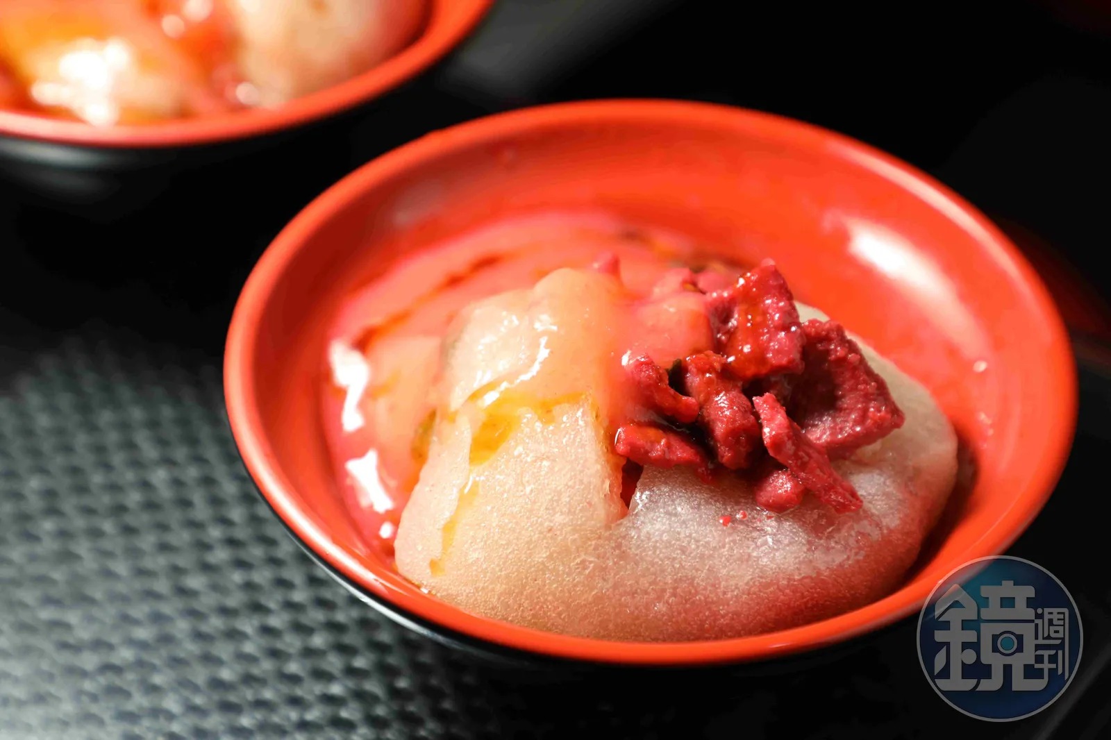 「元賀百年食堂」採用紅糟醃製的深紅色肉塊與青蔥，咬下後散發酒糟的酸香與豬肉的鮮甜。（何宗昇攝）