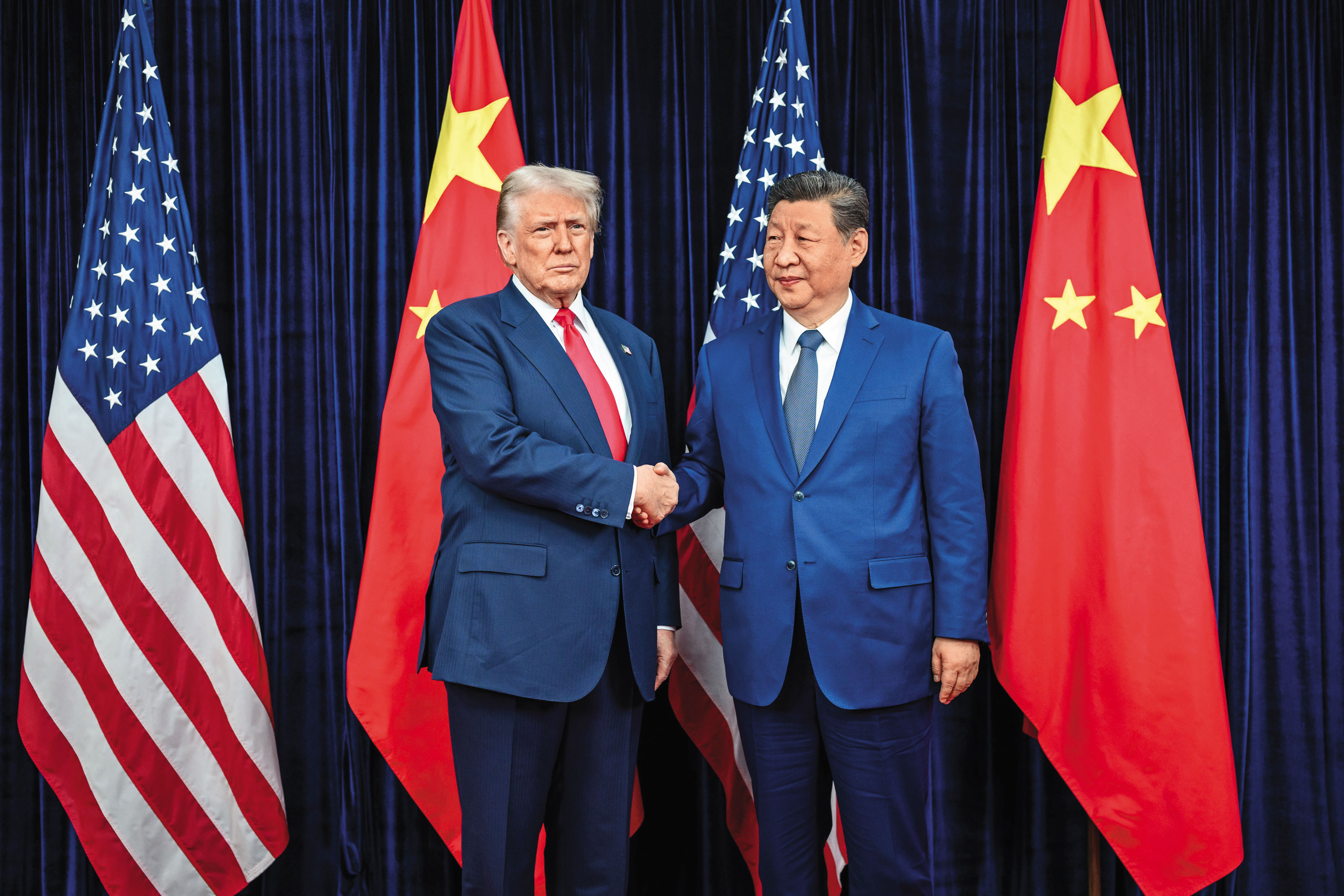 習近平(右)把將軍們當成貪腐叛國罪犯、川普(左)調度無敵航母艦隊的挫敗,帝國霸權的極限,就是顯而易見的國王新衣。(翻攝白宮flickr)