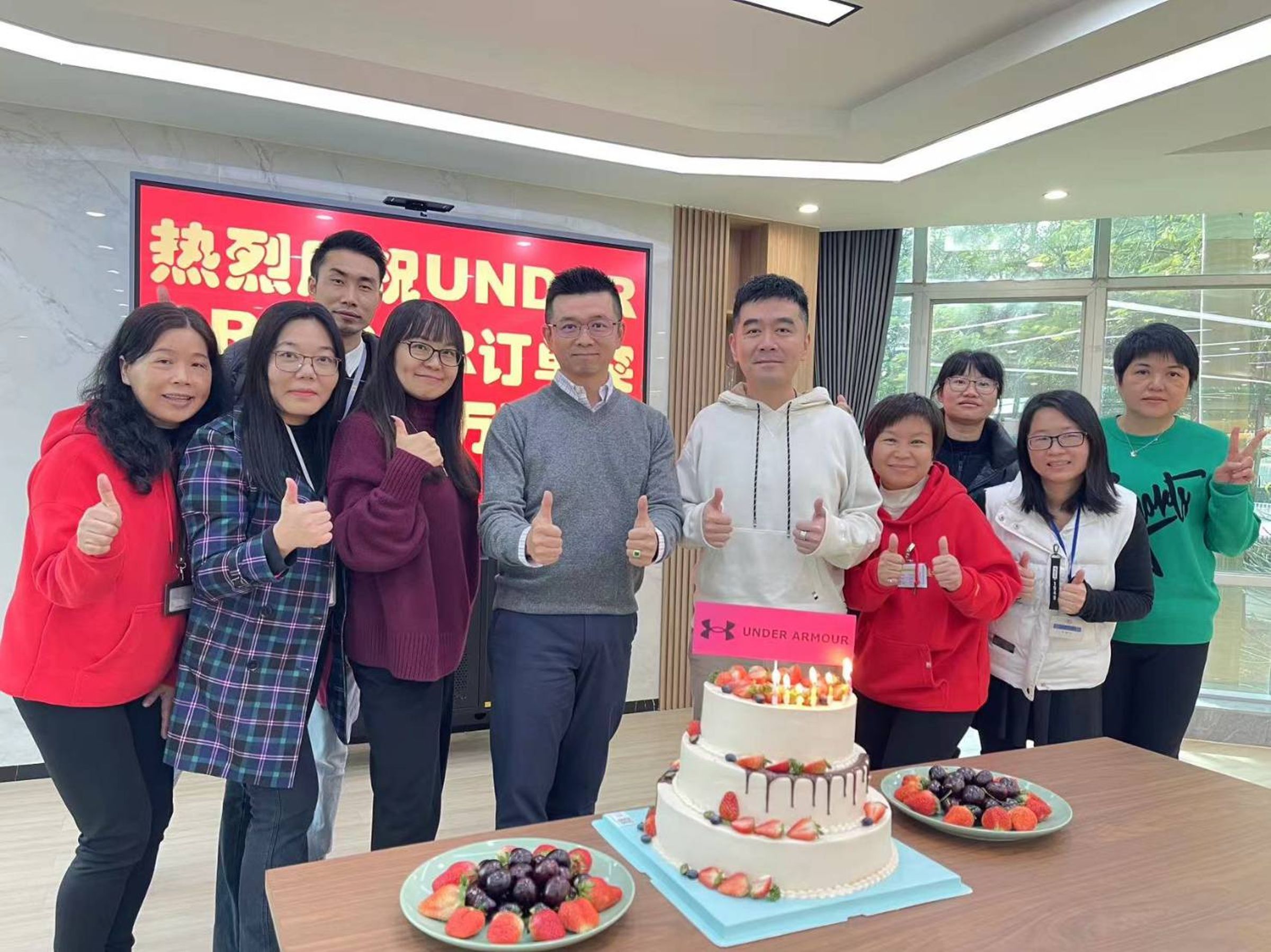 中傑創辦人劉信國夫妻很強調互助精神，因此二代三姐弟（左5為董事長劉安哲、右5為弟弟、總經理劉佑軒）凝聚力特別強，帶領的員工流動率也低。（中傑提供）