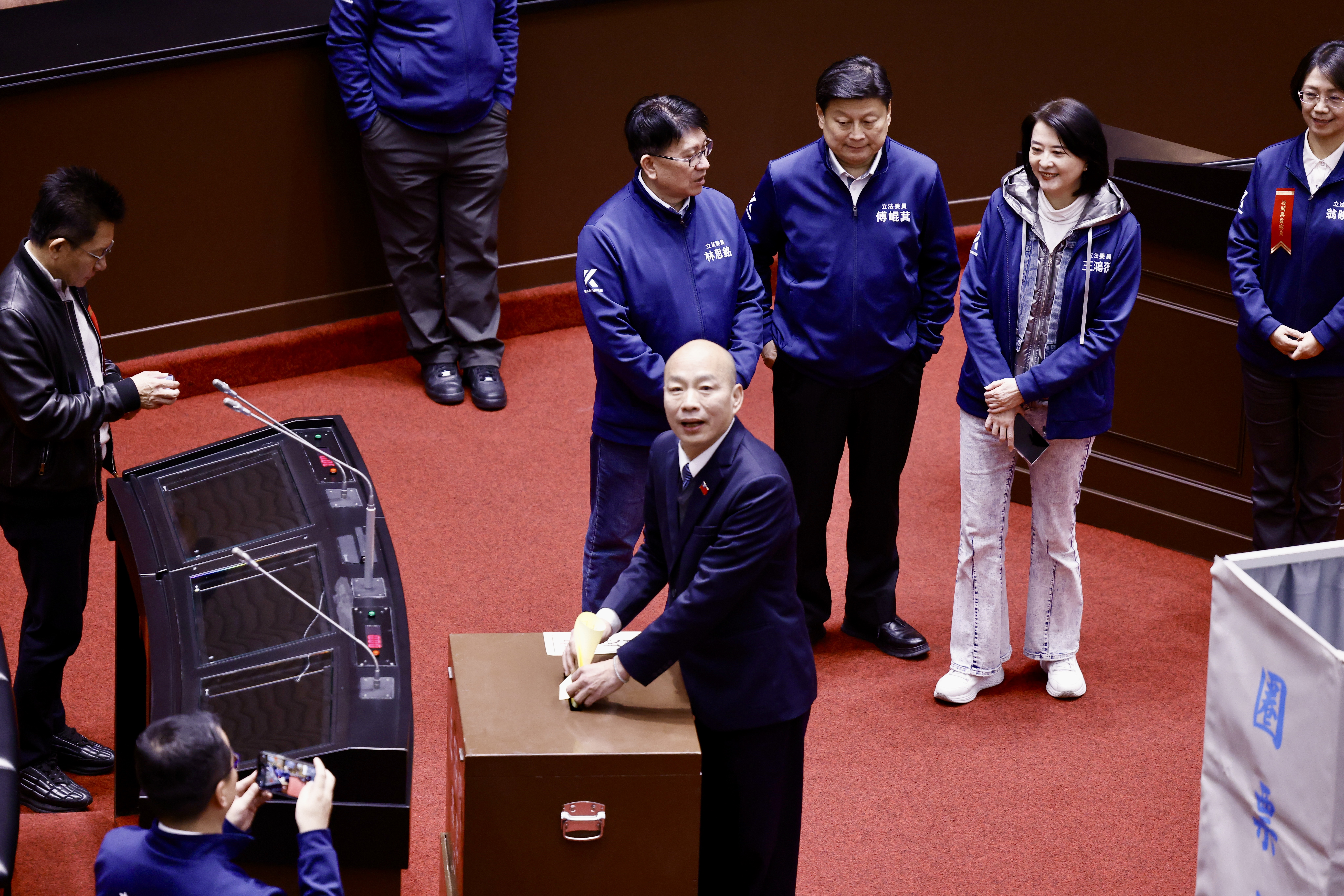 政院提出的《憲訴法》覆議案今天在立院遭在野以多數否決，行政院表達遺憾之餘，表示將審慎評估下一步。