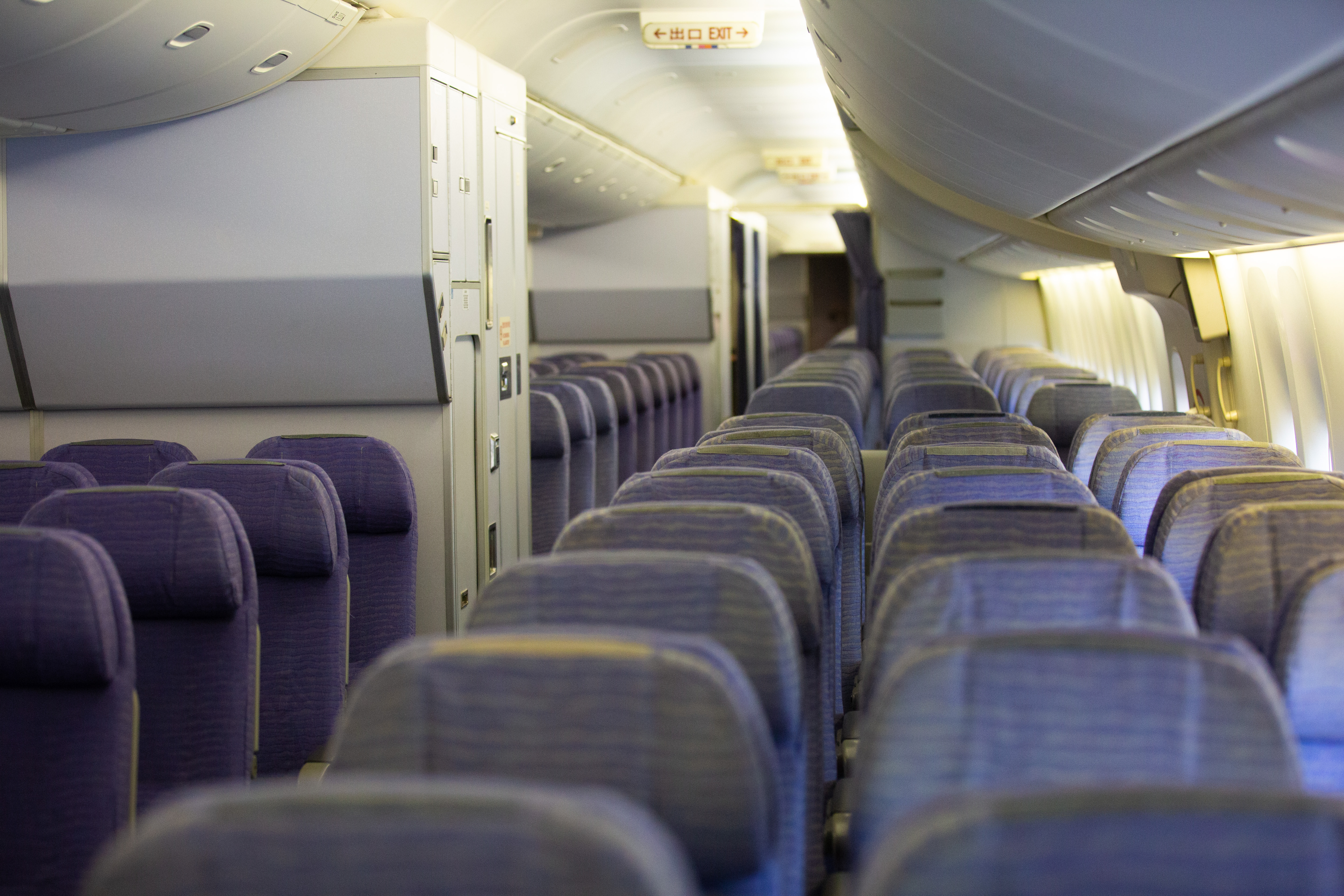 近日有網友在PTT閒聊,詢問大家「坐飛機喜歡靠窗還是靠走道?」結果靠窗、走道都各有擁護者。(示意圖,本刊資料照)