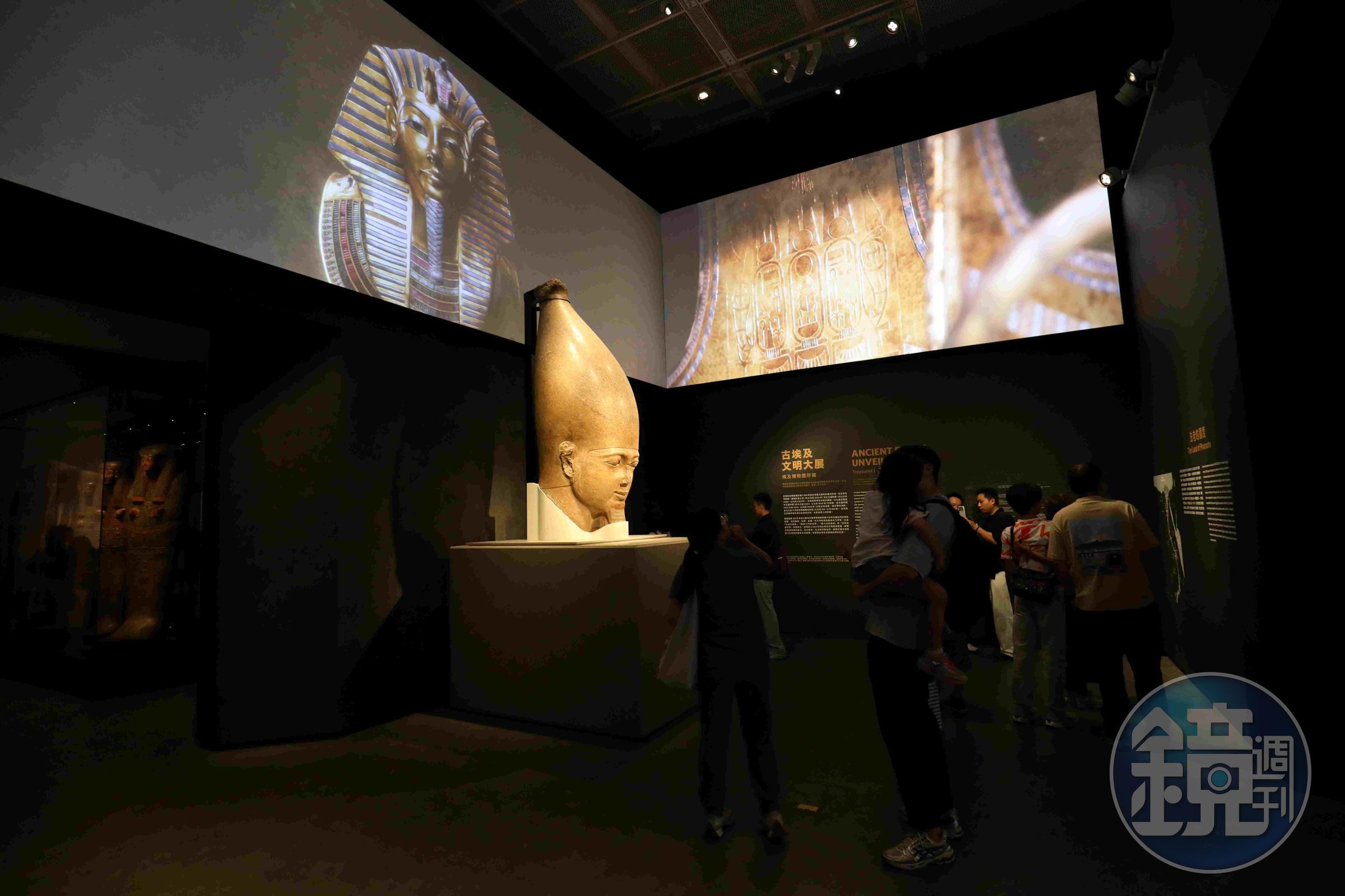展覽入口處展示著法老辛努塞爾特一世巨像頭部，原本的巨像有10公尺高。