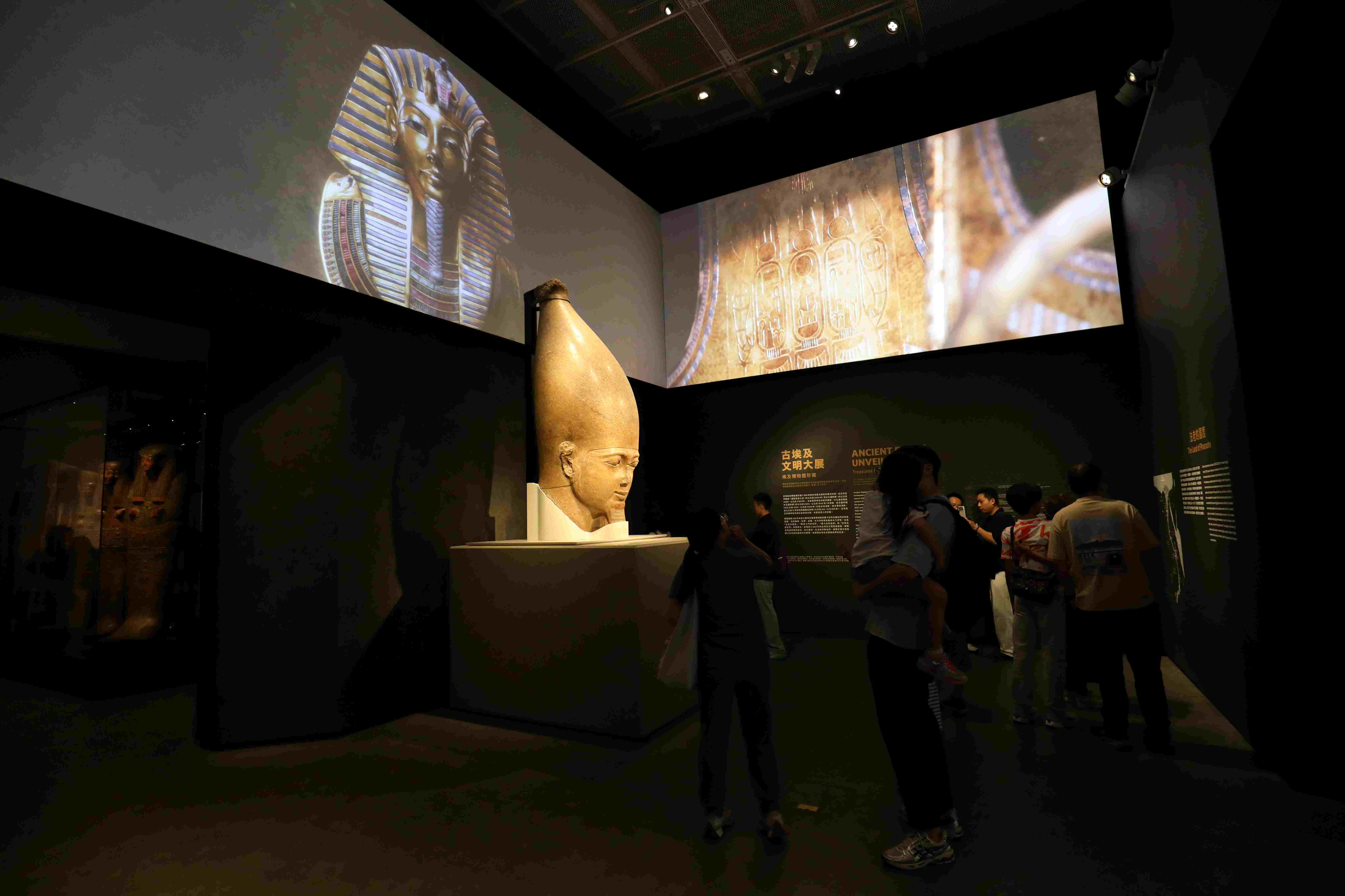 展覽入口處展示著法老辛努塞爾特一世巨像頭部，原本的巨像有10公尺高。