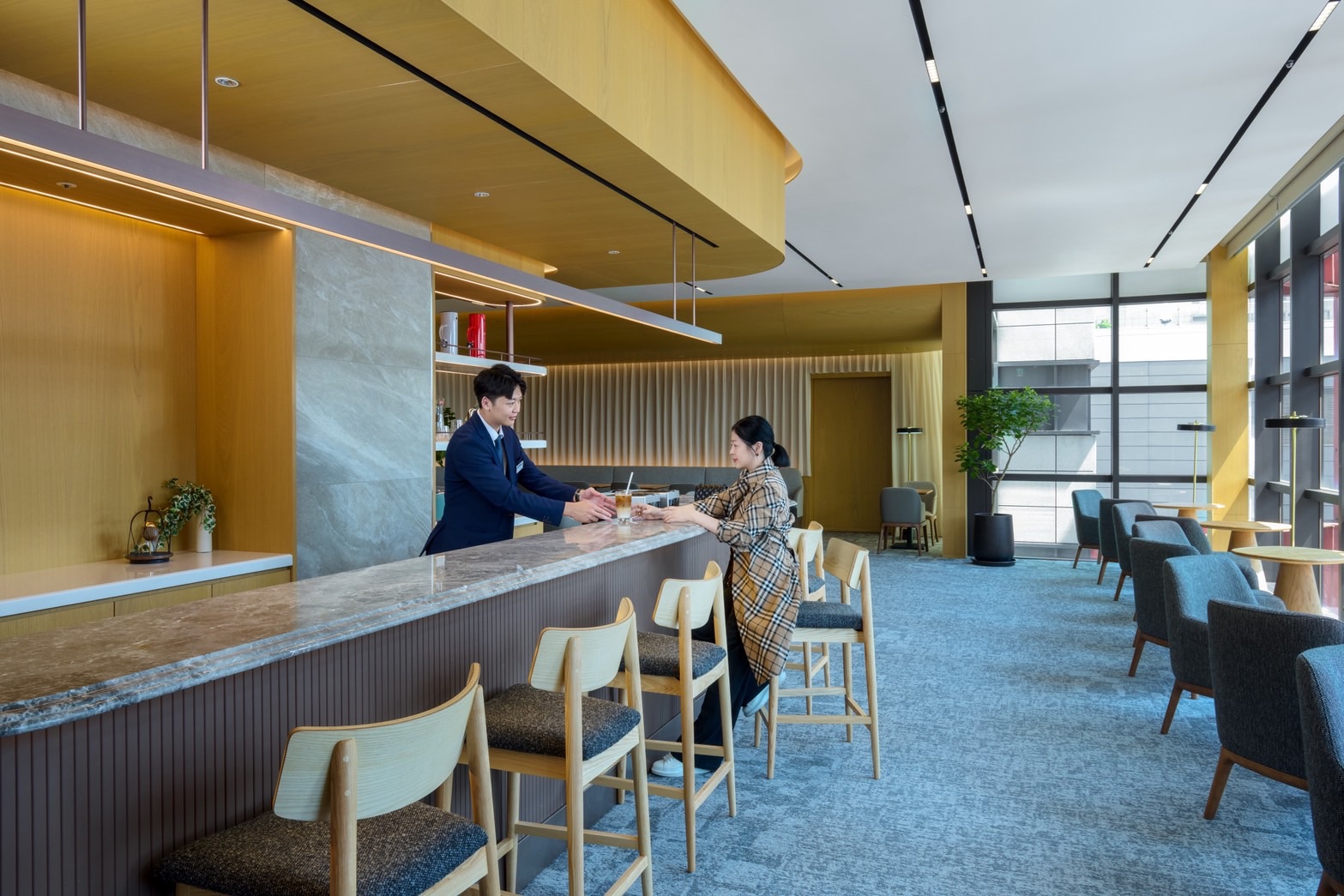 百貨業者紛紛推出貴賓室，設計一對一專屬服務，吸引高奢客群。（貴賓室：微風、新光三越提供照片）