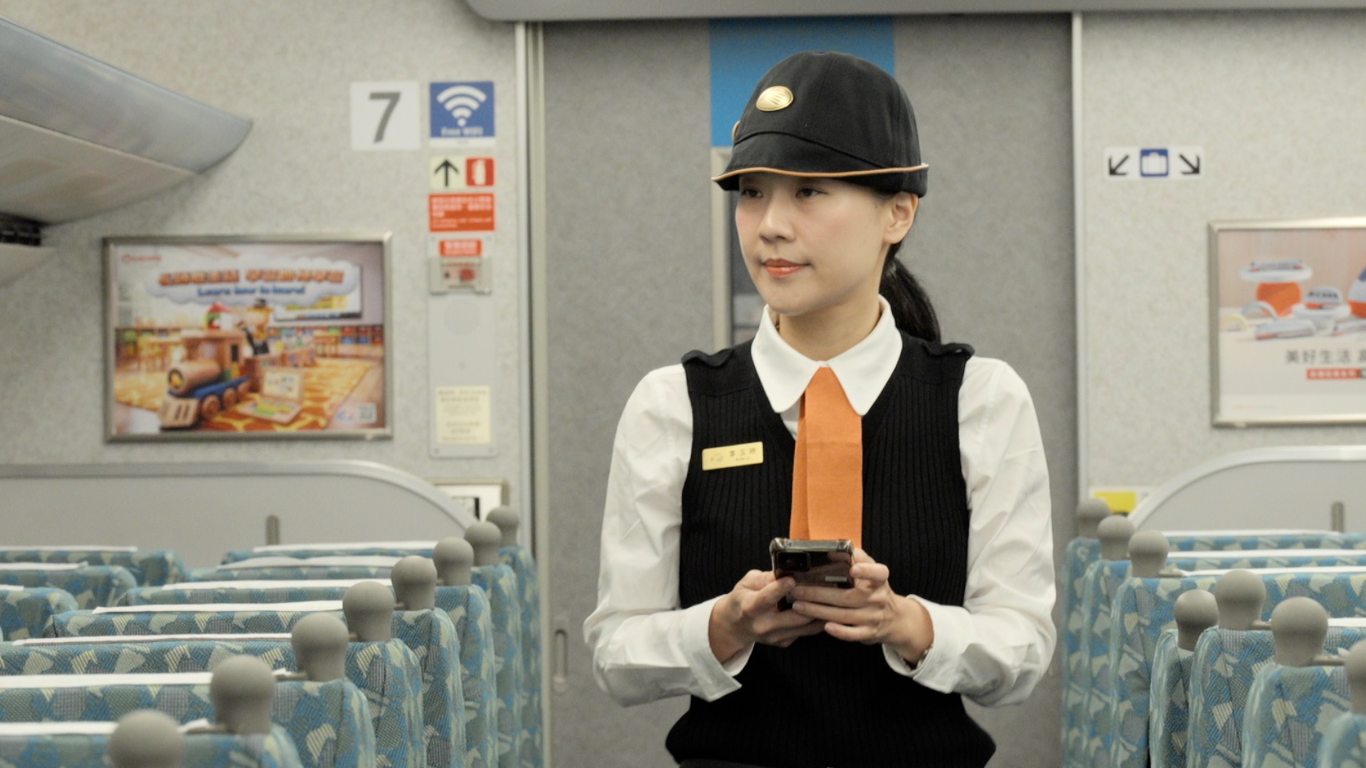 數位科技助攻服務效率！當旅客透過系統送出需求，當班次的列車長會即時在行動裝置上接收訊息，並依據填寫的座位資訊，迅速前往現場處理噪音或清潔問題。