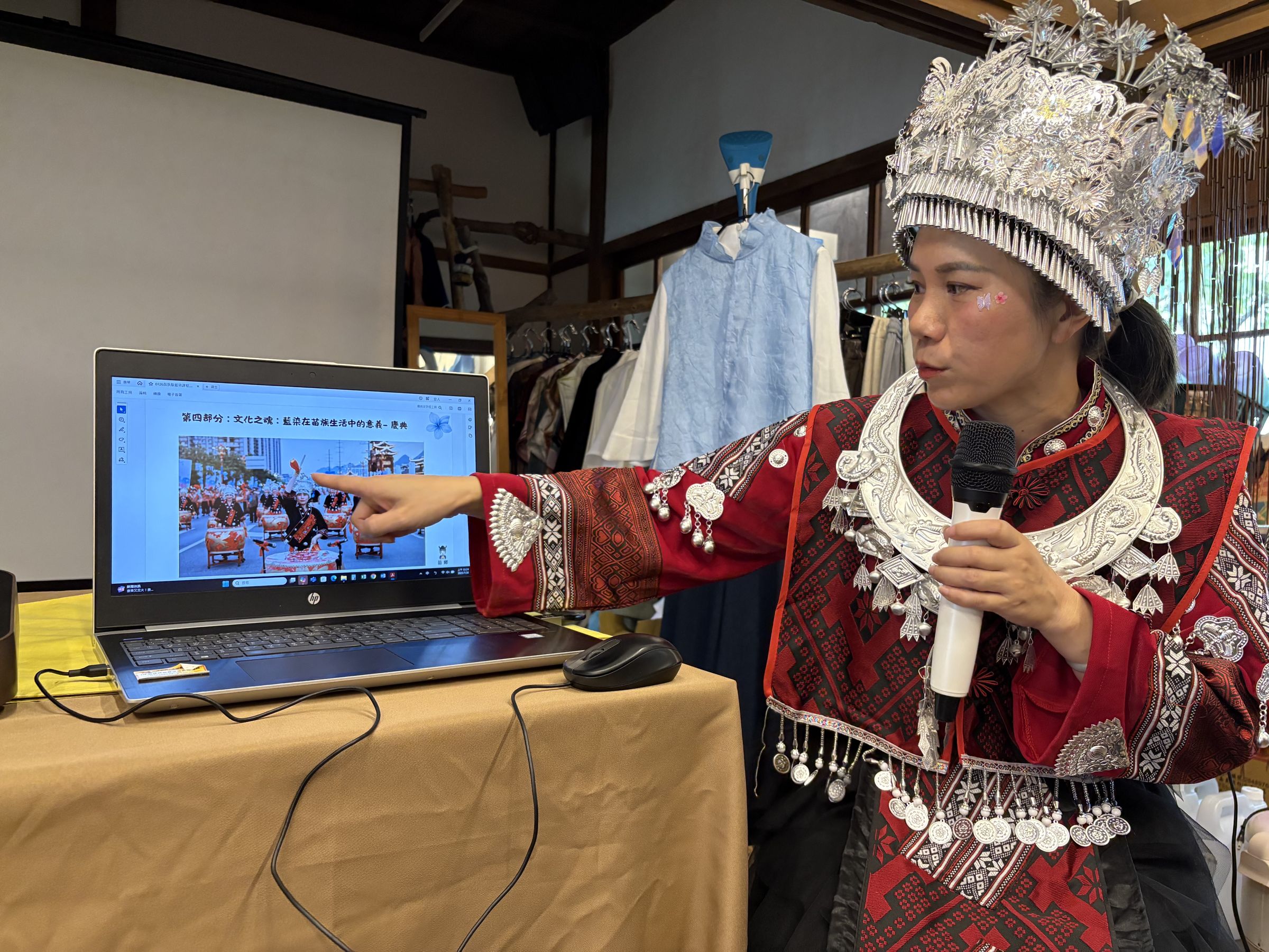 移民署第11屆新住民及子女築夢計劃獲獎者陳芳向大家介紹家鄉苗族文化。(移民署嘉義市服務站提供)