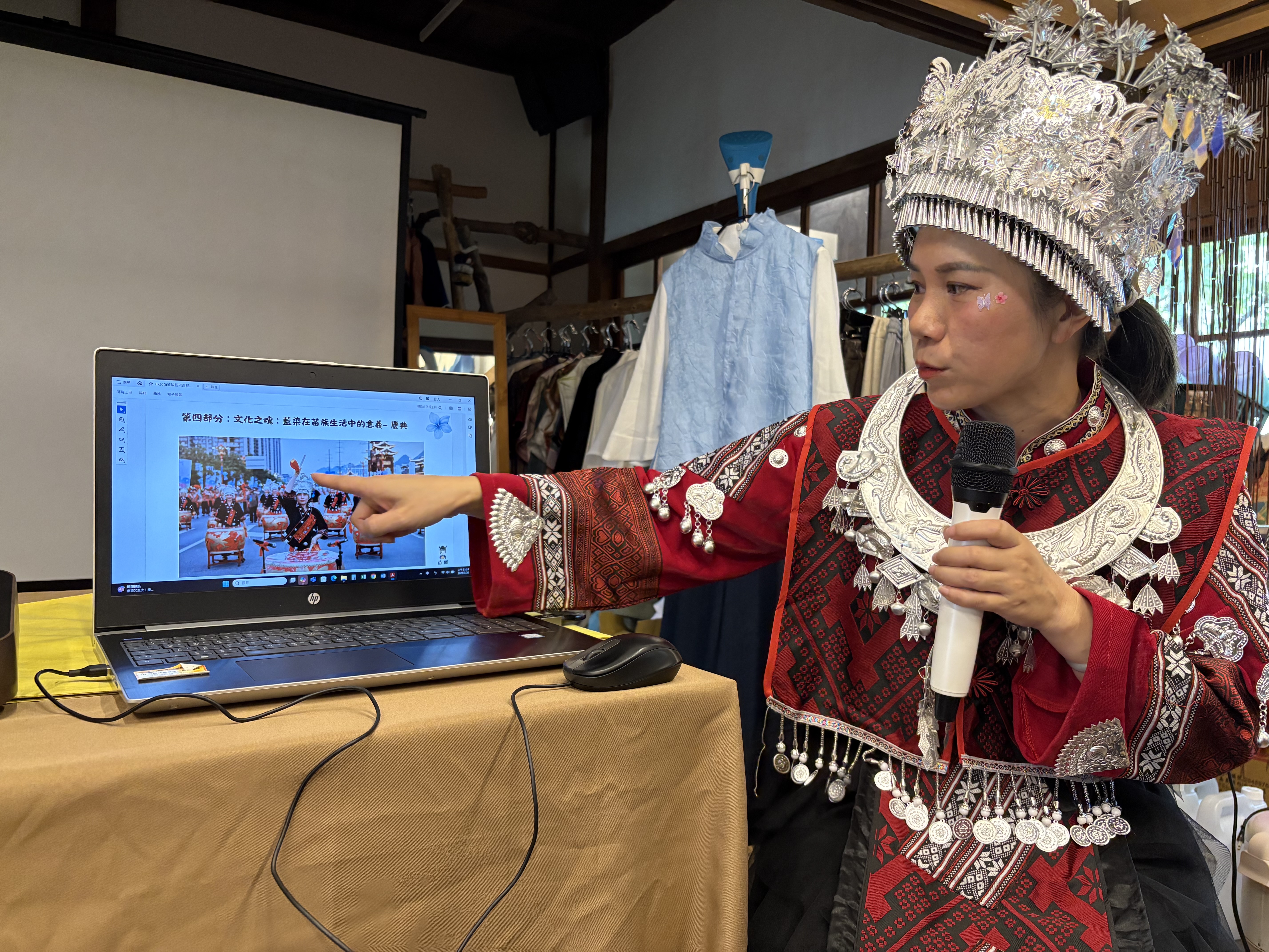 移民署第11屆新住民及子女築夢計劃獲獎者陳芳向大家介紹家鄉苗族文化。(移民署嘉義市服務站提供)