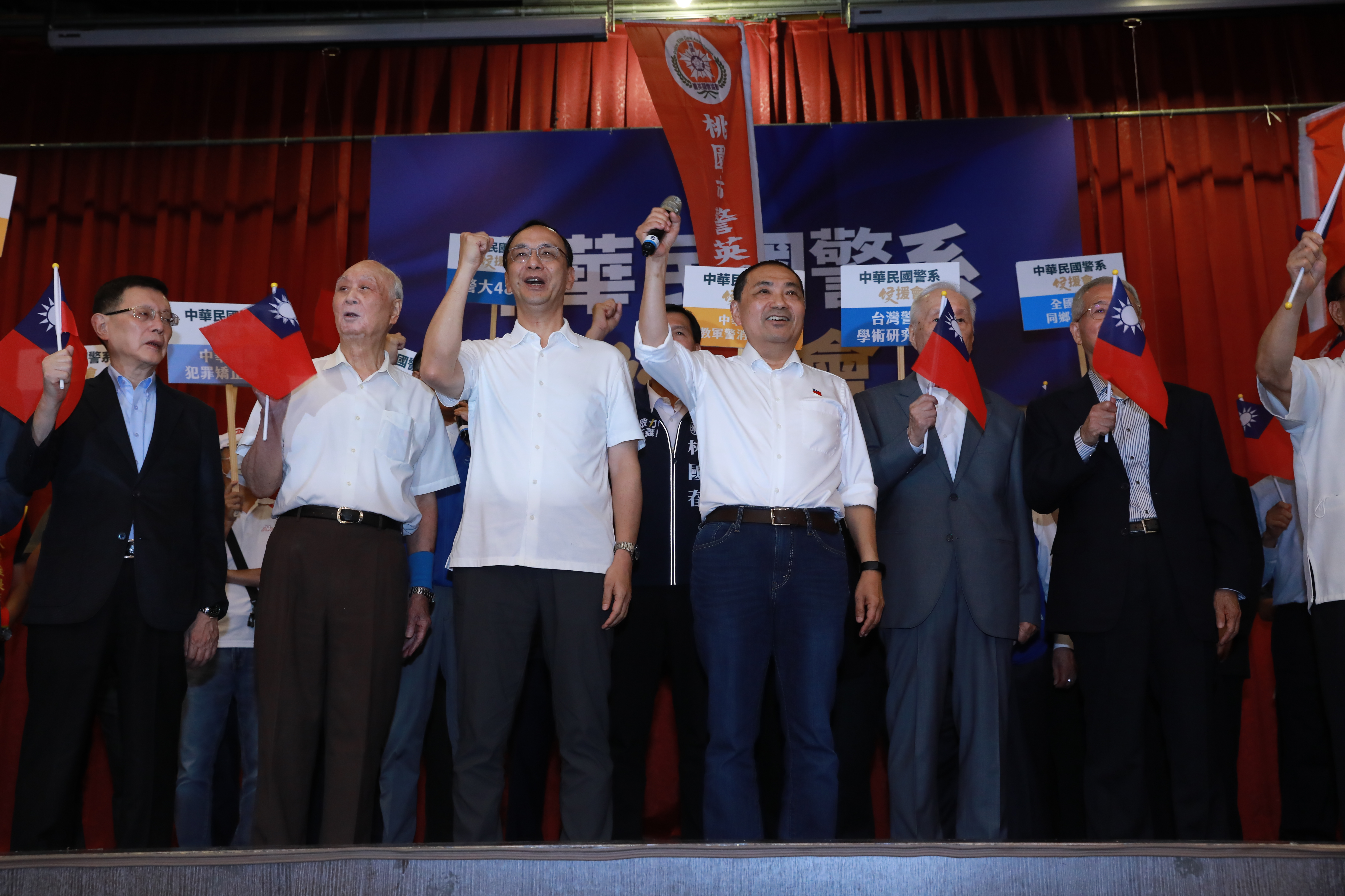 朱立倫（左3）喊話侯友宜（右3）與柯文哲盡快坐下談談，似乎被「郭柯會面」逼急。