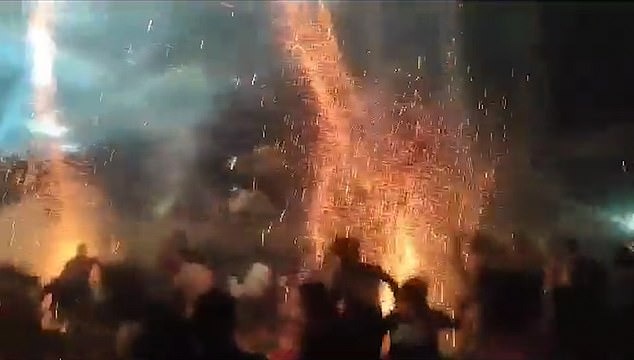 男星新片上映，瘋狂粉絲在電影院內放煙火！現場秒變「炸邯鄲」超恐怖。（翻自《每日郵報》）