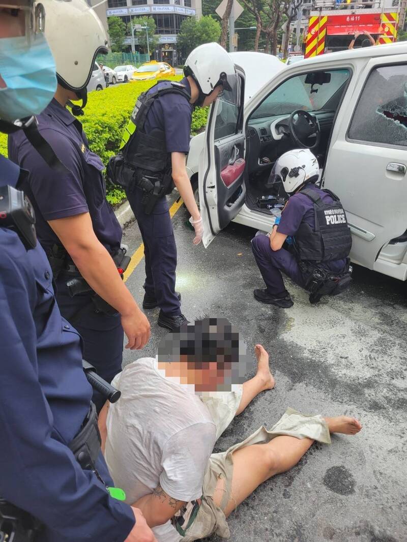 警方連開3槍,逼迫張嫌棄車逃入火鍋店,最後在火鍋店後方垃圾場將他制伏。(警方提供)