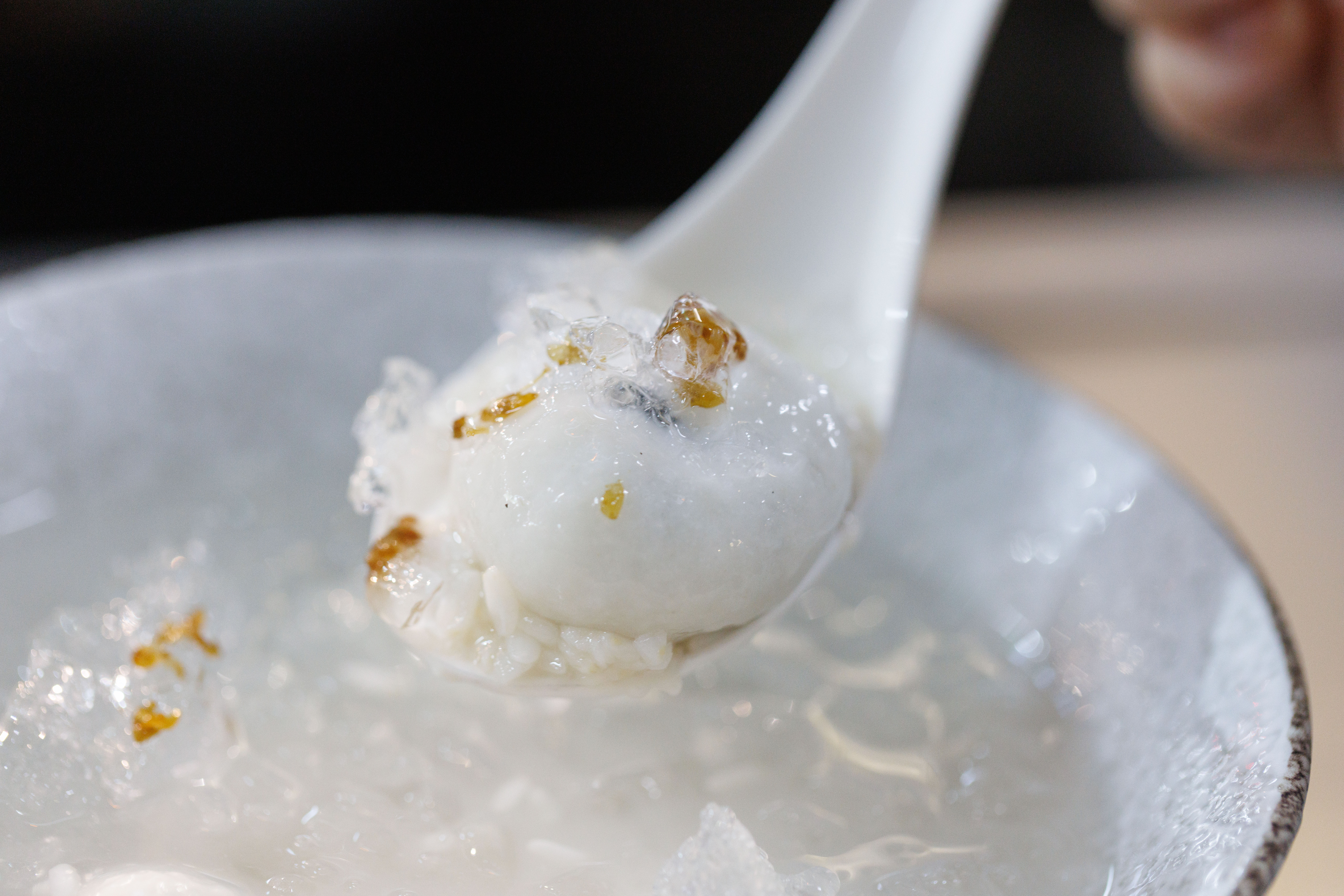 夏天吃「酒釀湯圓」可以加冰水，口感更有嚼勁。（110元／碗）