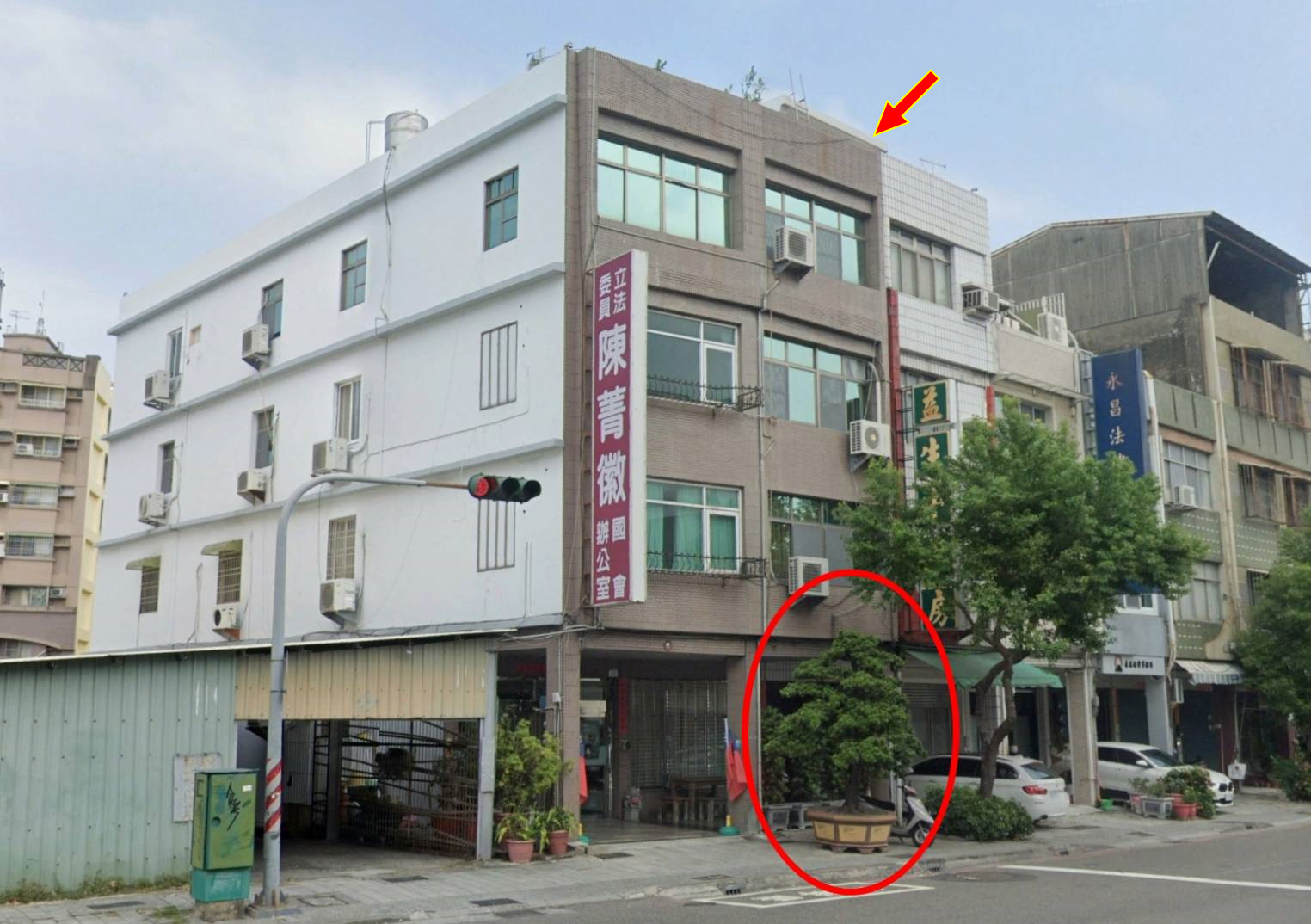 陳菁徽及母親的房屋從三層樓變成四層樓，還用盆栽占用騎樓和人行道。（翻攝Google Maps）