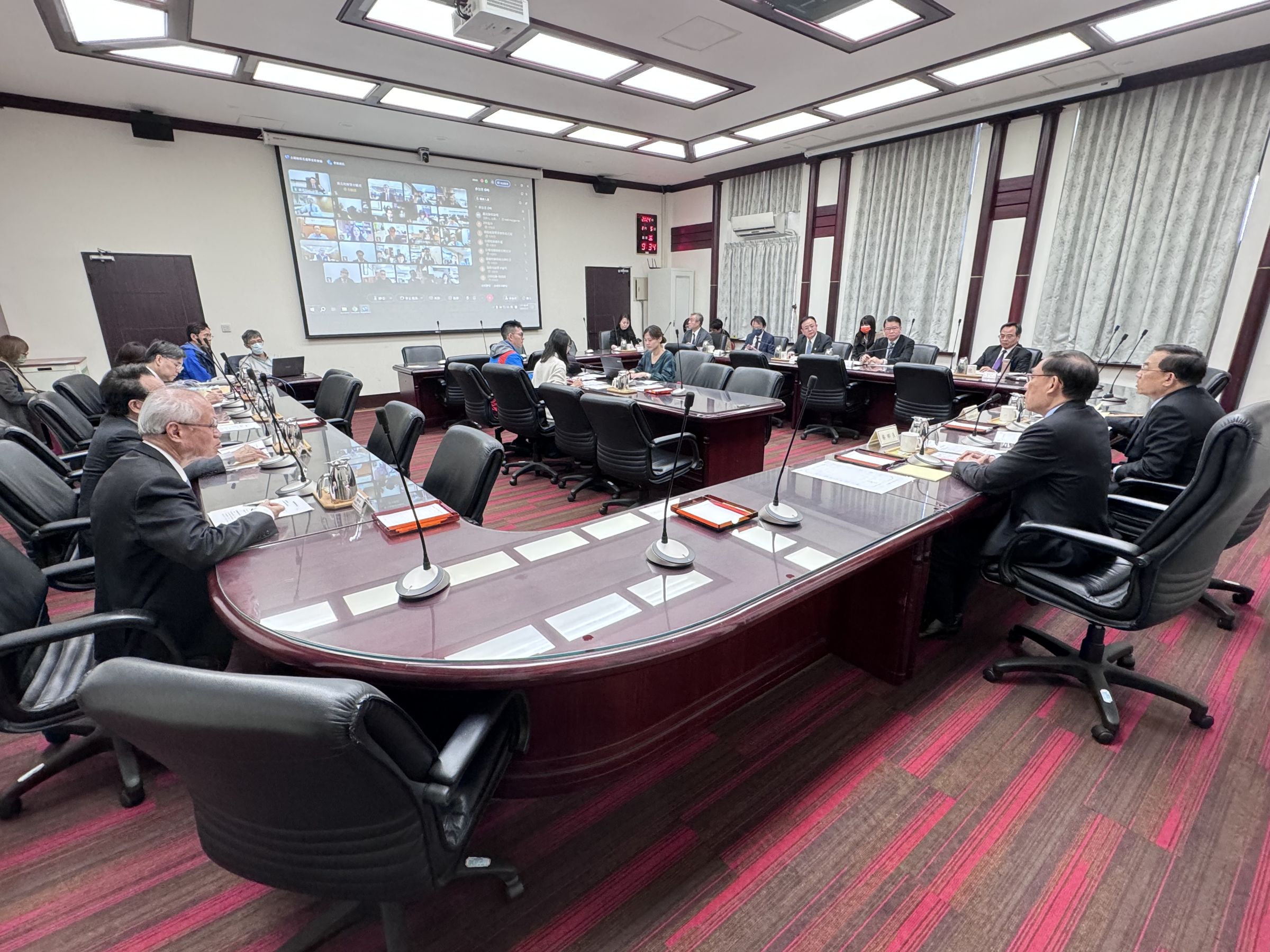 最高檢察署舉行全國檢察長選舉查察視訊會議,除要求檢察官堅守崗位,更擬妥一堆Q&A釋疑並供法律宣導。圖由最高檢提供)