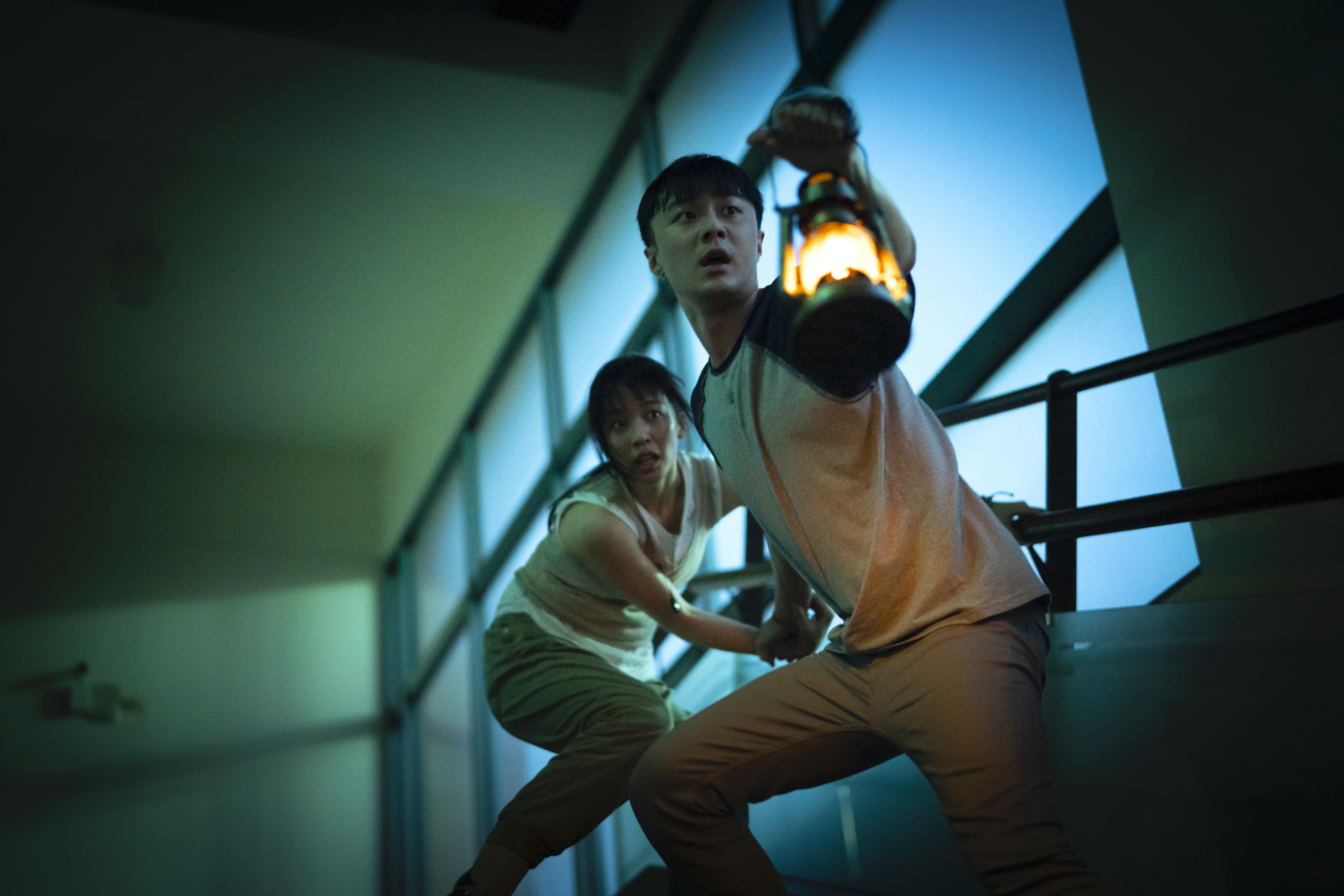 《女鬼橋2：怨鬼樓》不僅主打鬧鬼、恐怖等元素，施柏宇與王渝萱的兄妹親情也是賣點。（樂到家國際提供）