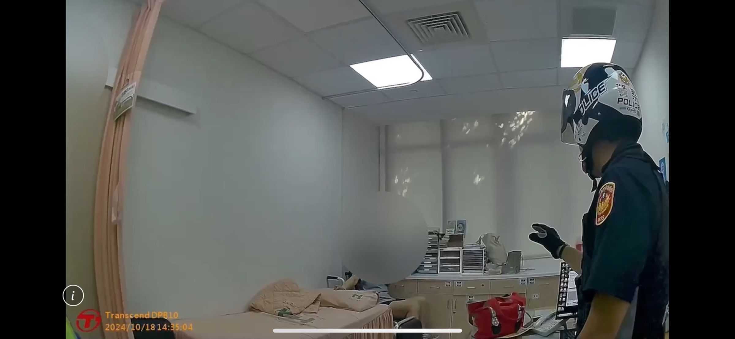 警方獲報到場後，疏散現場醫護人員，耐心勸說林女。（翻攝畫面）