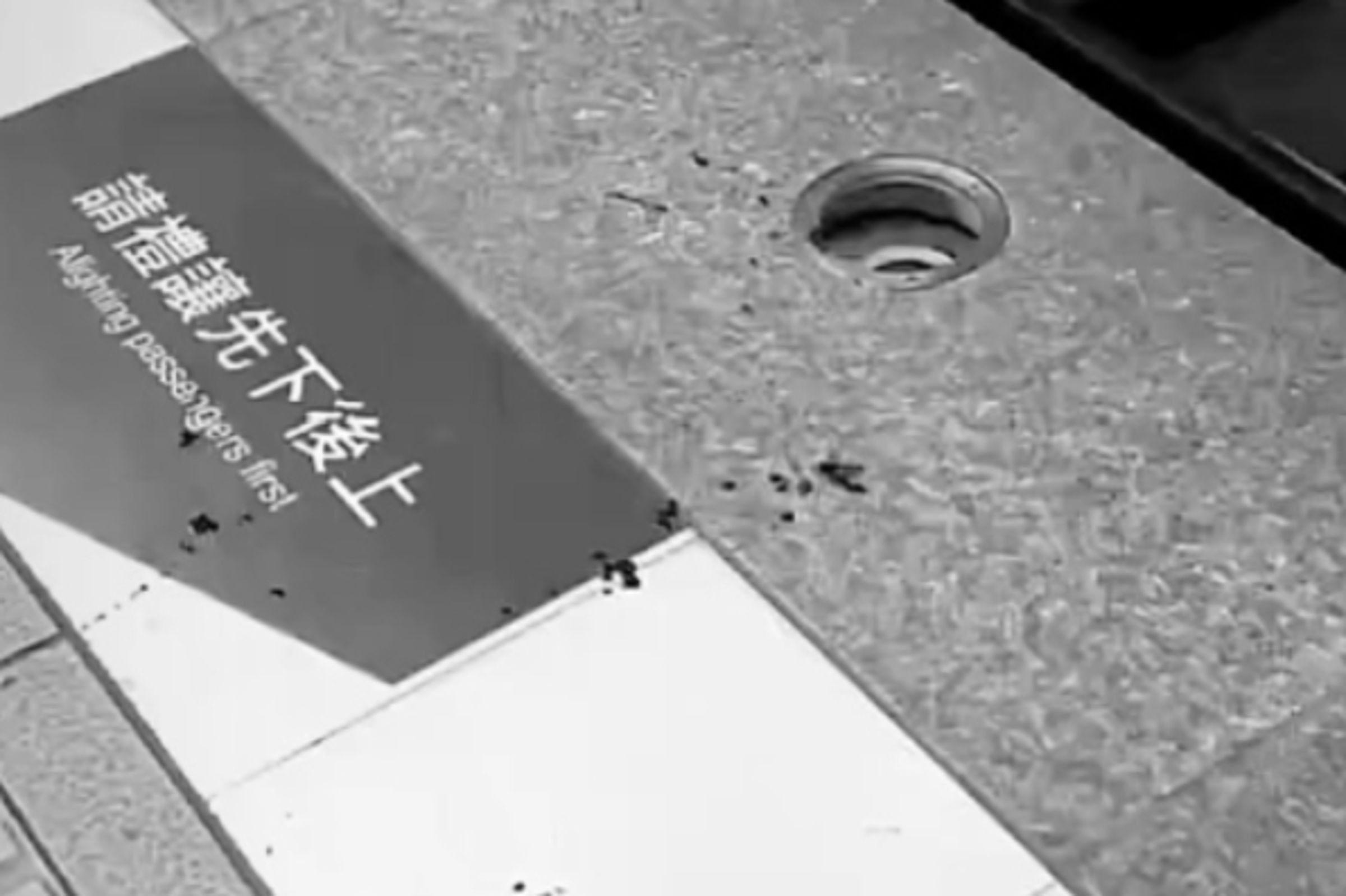 1名民眾腳踩進破裂的列車接近警示燈蓋中,導致嚴重撕裂傷。(翻攝自爆料公社)