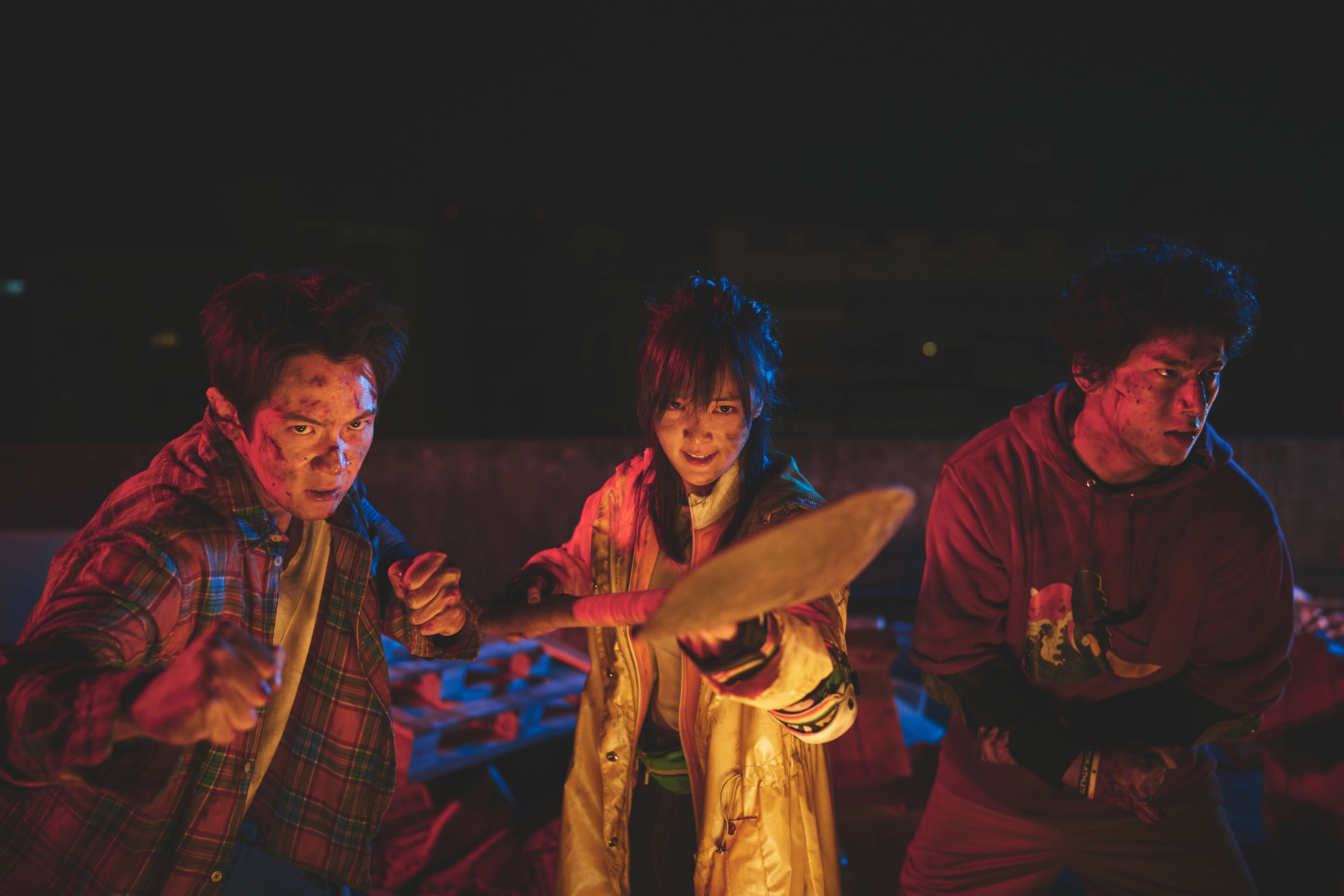  柯震東（左起）、王淨、朱軒洋在《功夫》中拜戴立忍為師，在城市裡行俠仗義。（麻吉砥加提供）