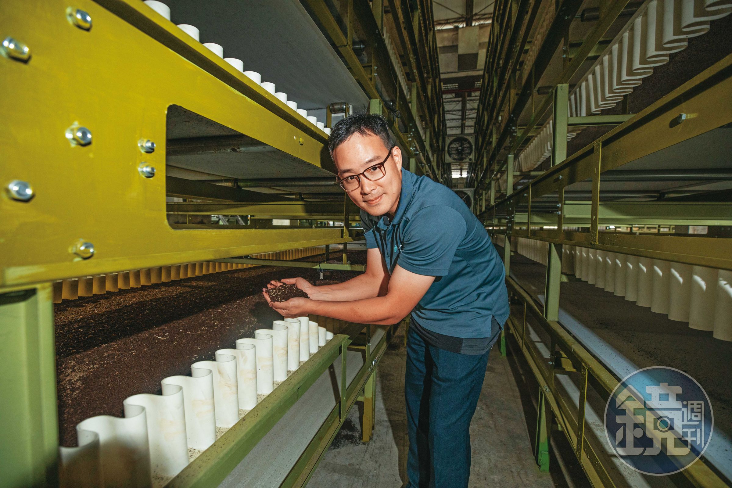 錢柏綸用科學工業產線規模化養殖黑水虻，這套循環經濟不僅高效消除廚餘，搶攻60億元高價值飼料和細分子有機肥料市場，還能申請碳權。