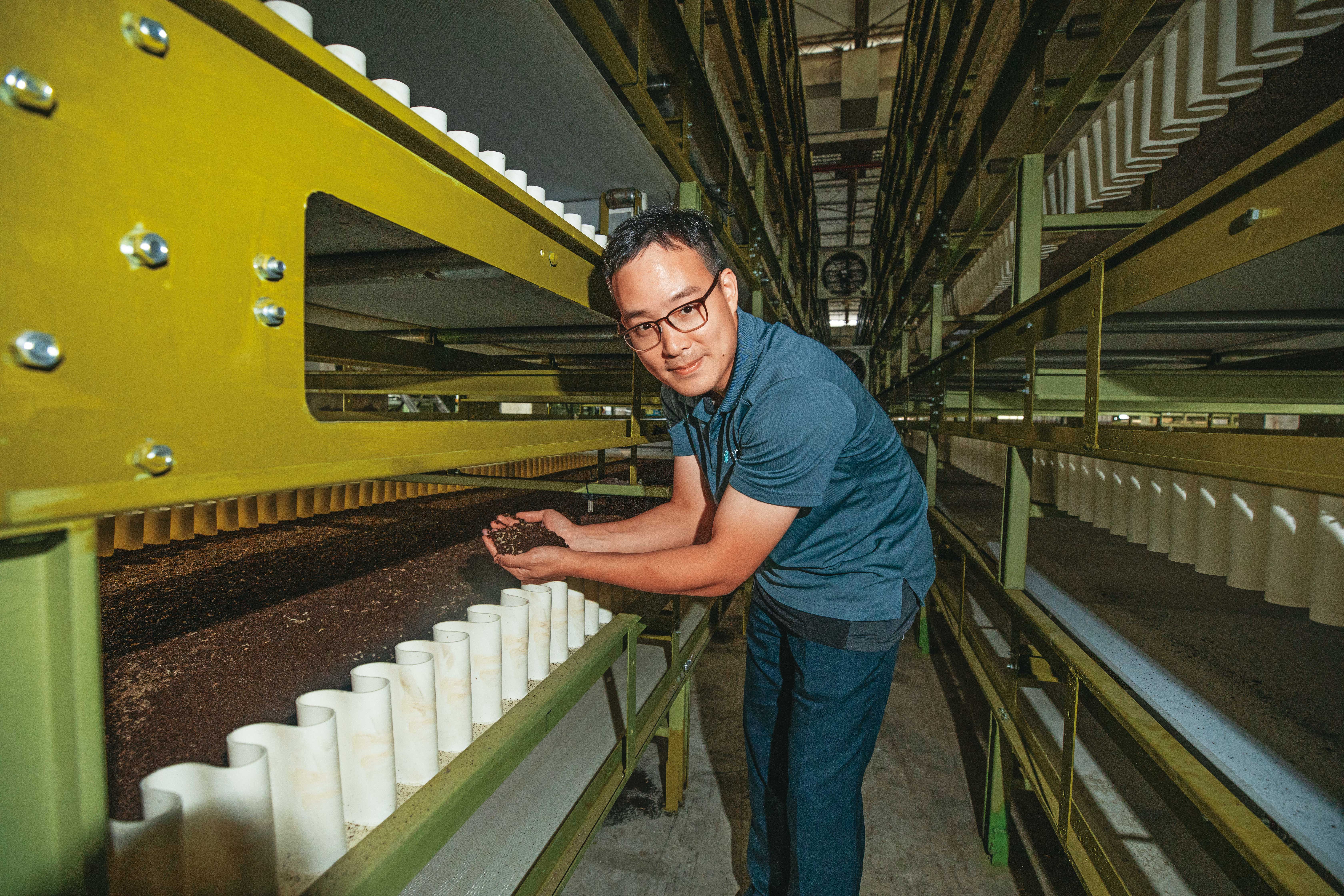 錢柏綸用科學工業產線規模化養殖黑水虻，這套循環經濟不僅高效消除廚餘，搶攻60億元高價值飼料和細分子有機肥料市場，還能申請碳權。