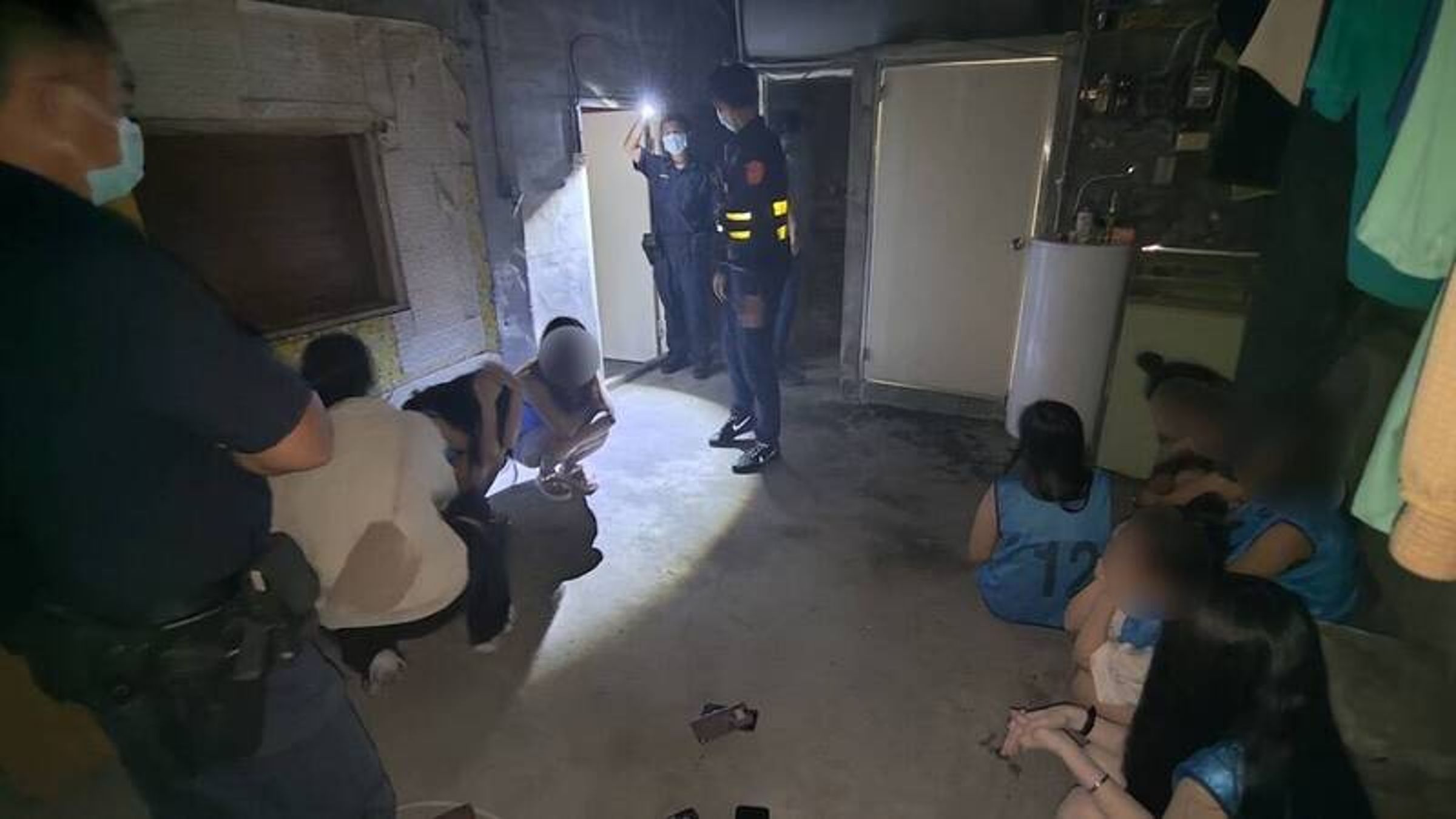 豐原分局掃蕩信義街歷史悠久的「後菜園仔」私娼寮,逮捕14名性工作者,其中13人是持觀光簽證入境的東南亞女子。(警方提供)