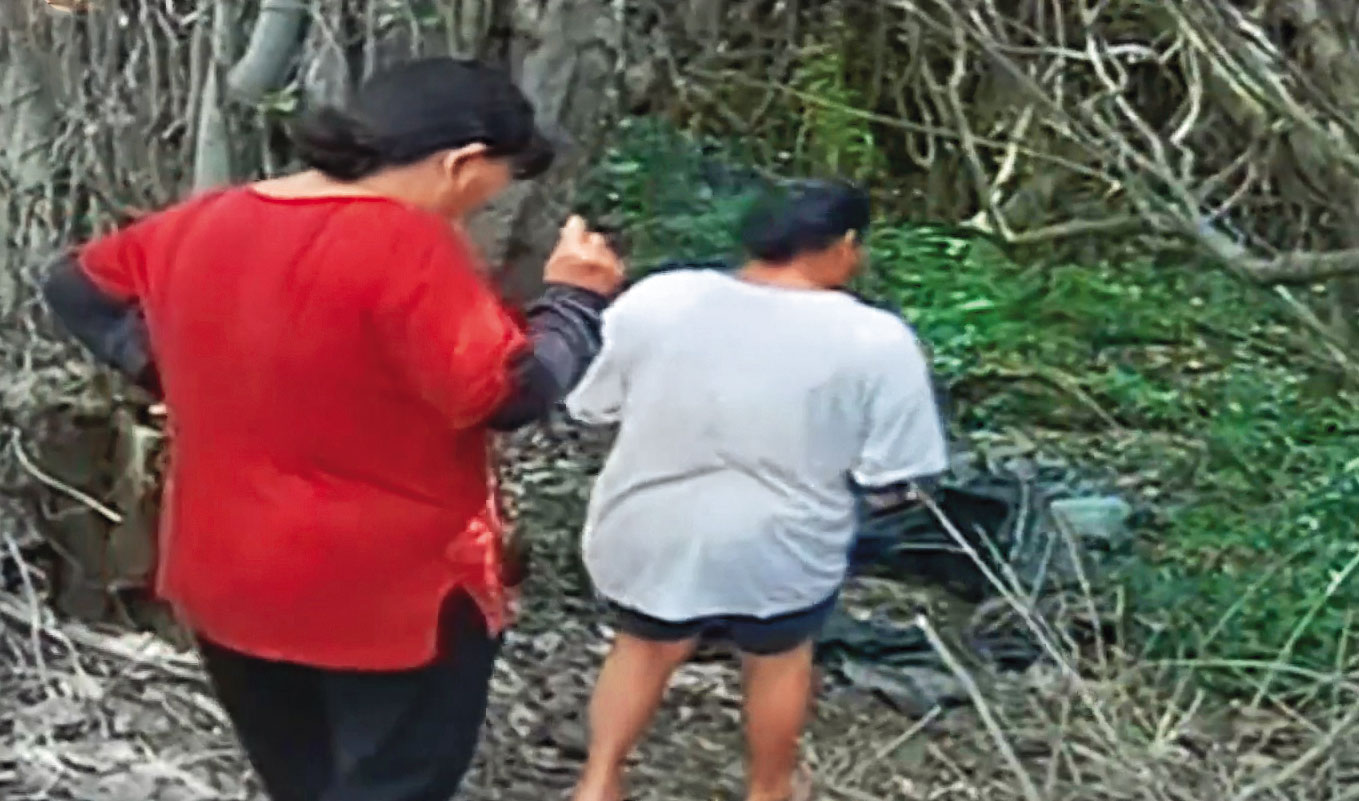 阿昌的骨骸在竹林裡被人發現，家屬悲慟認屍。（翻攝東森新聞）