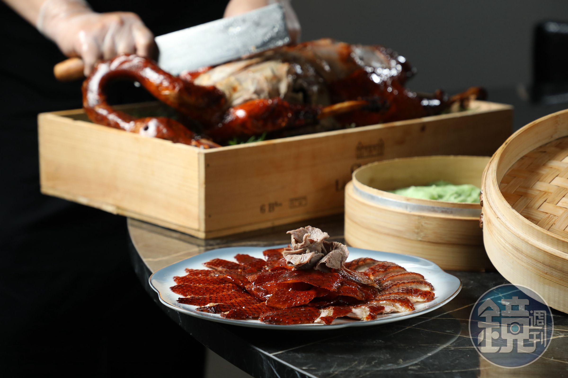 華國招牌菜「明爐金箔燒鵝」以傳統港式燒味工法製作,外皮酥脆油亮。