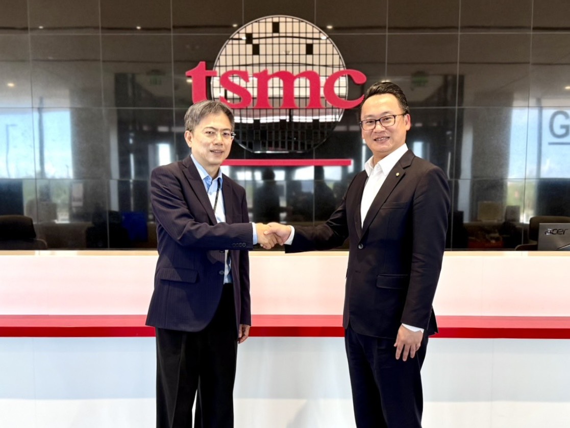 華航12月底台北直飛鳳凰城航線啟動。總經理陳漢銘（右）於9月中旬，拜訪台積電營運副總經理暨亞利桑那廠執行長王英郎。（業者提供）