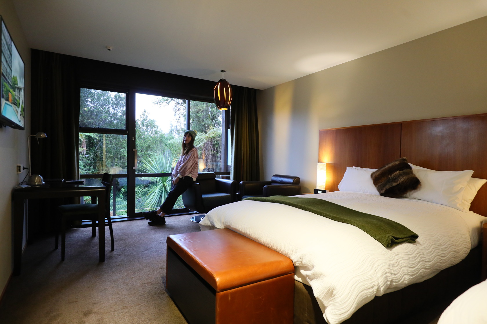 「特瓦諾伊森林酒店」以叢林原色為設計靈感，」飽和的深綠與木質調，給人沉穩的質感氛圍。