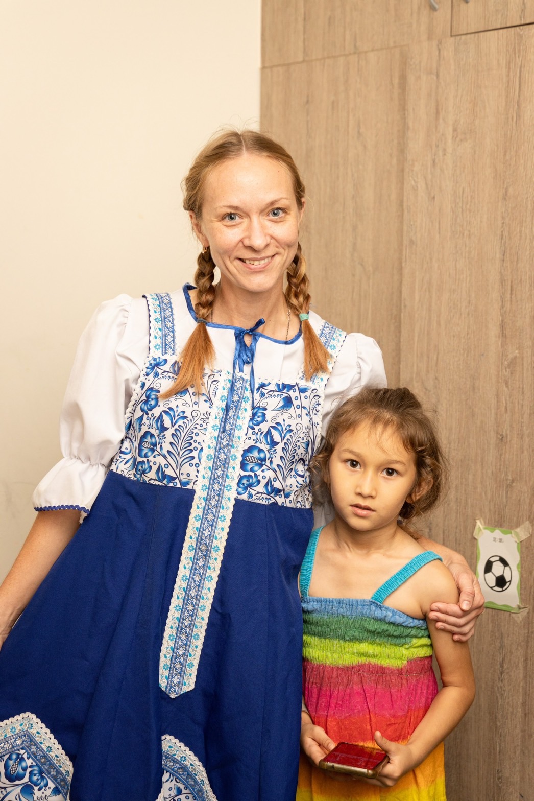 來自俄羅斯的Anna（左），到台灣念書至結婚生子已超過10個年頭，定居於高雄的她每週都會出攤市集，推廣道地家鄉美食