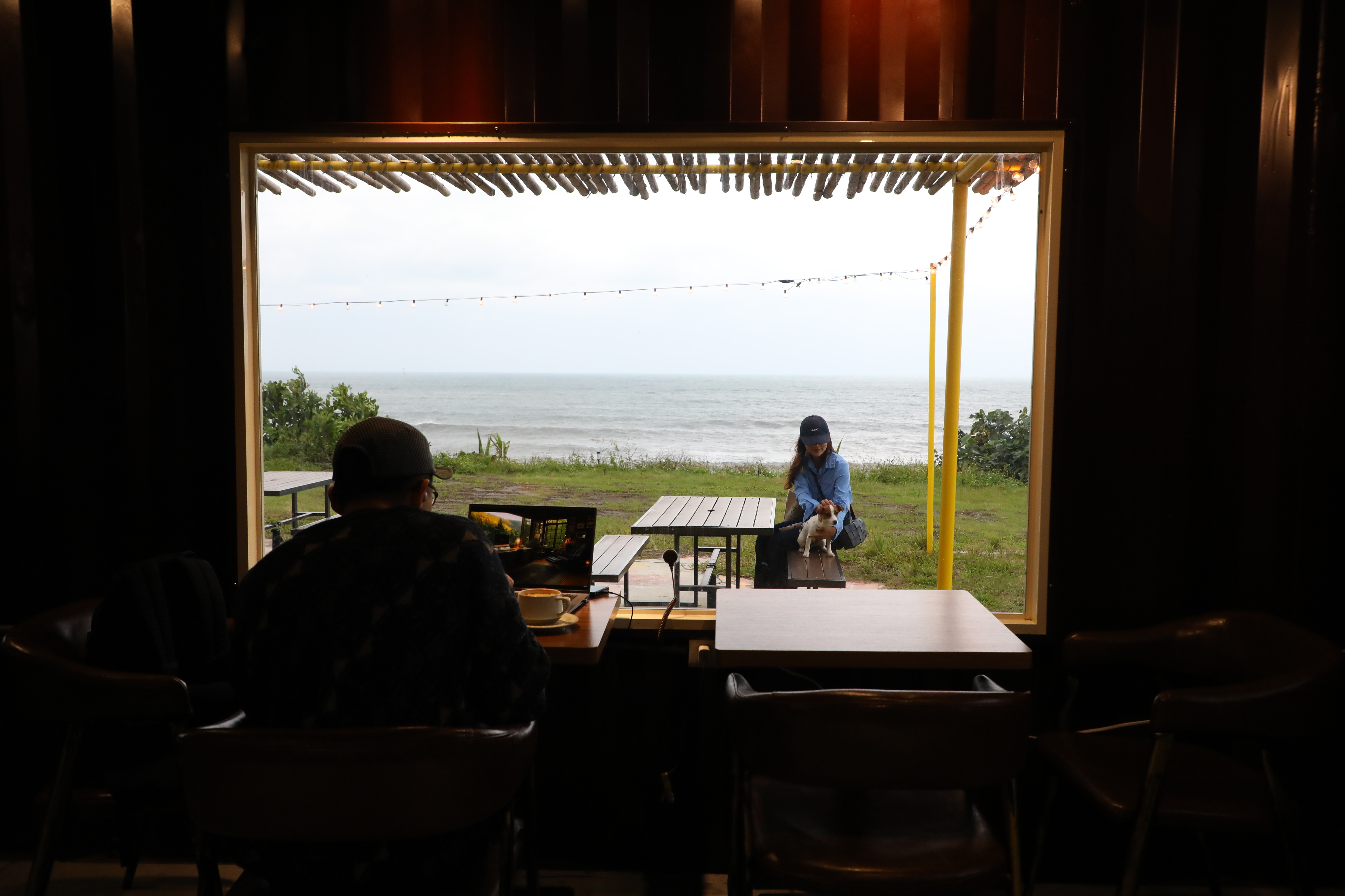 西濱公路61快速道路旁第一排海景咖啡「芭NANA CAFÉ」，停車方便且有冷氣室內區。