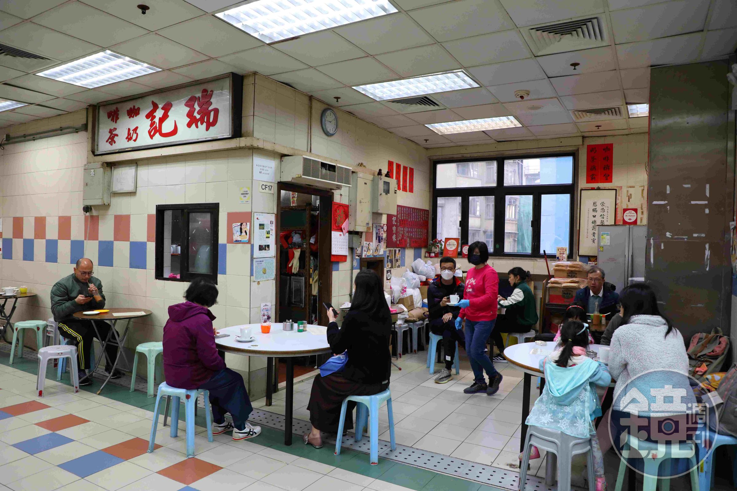 「瑞記咖啡」開在上環熟食中心中,每天早上都很熱鬧。