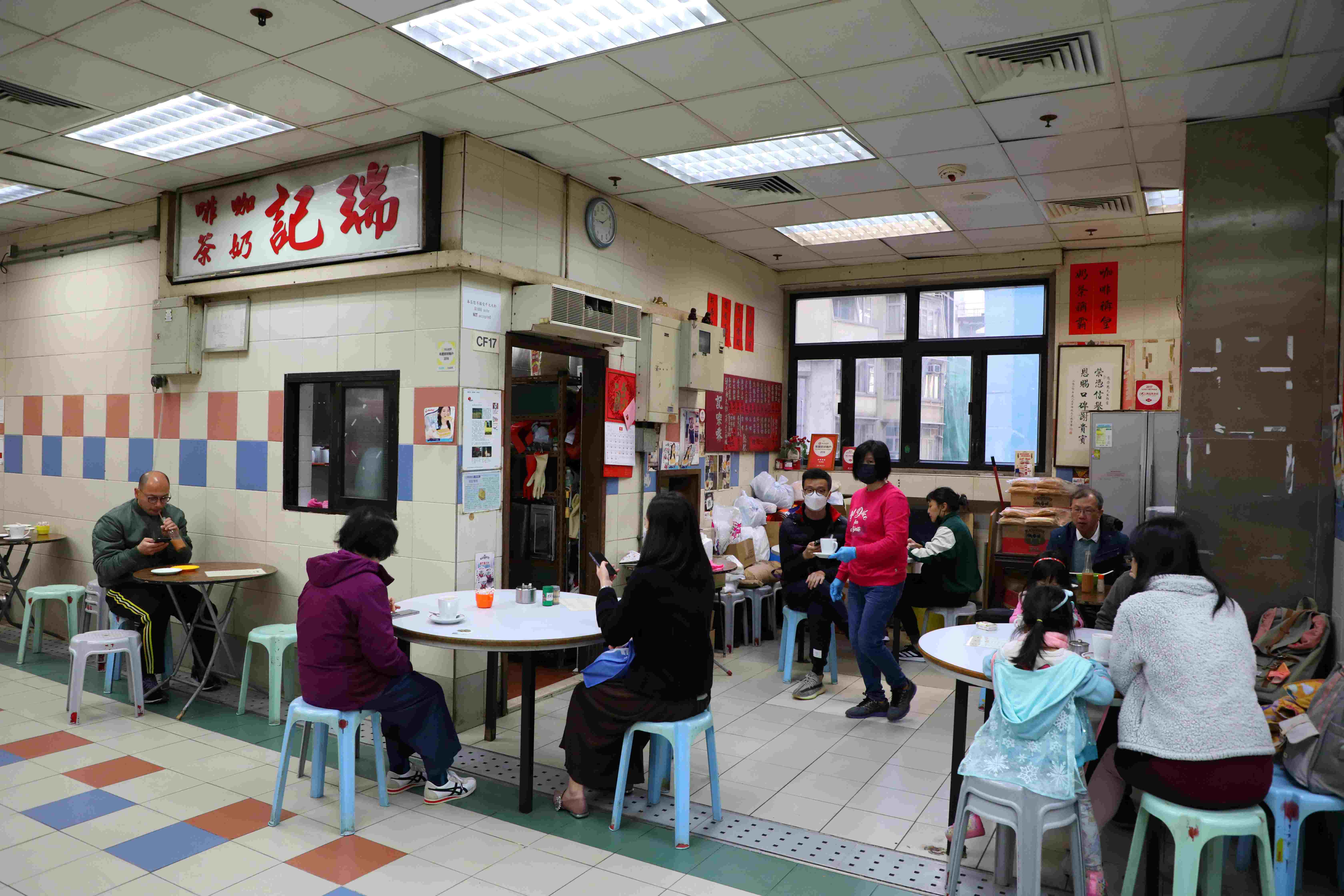「瑞記咖啡」開在上環熟食中心中，每天早上都很熱鬧。