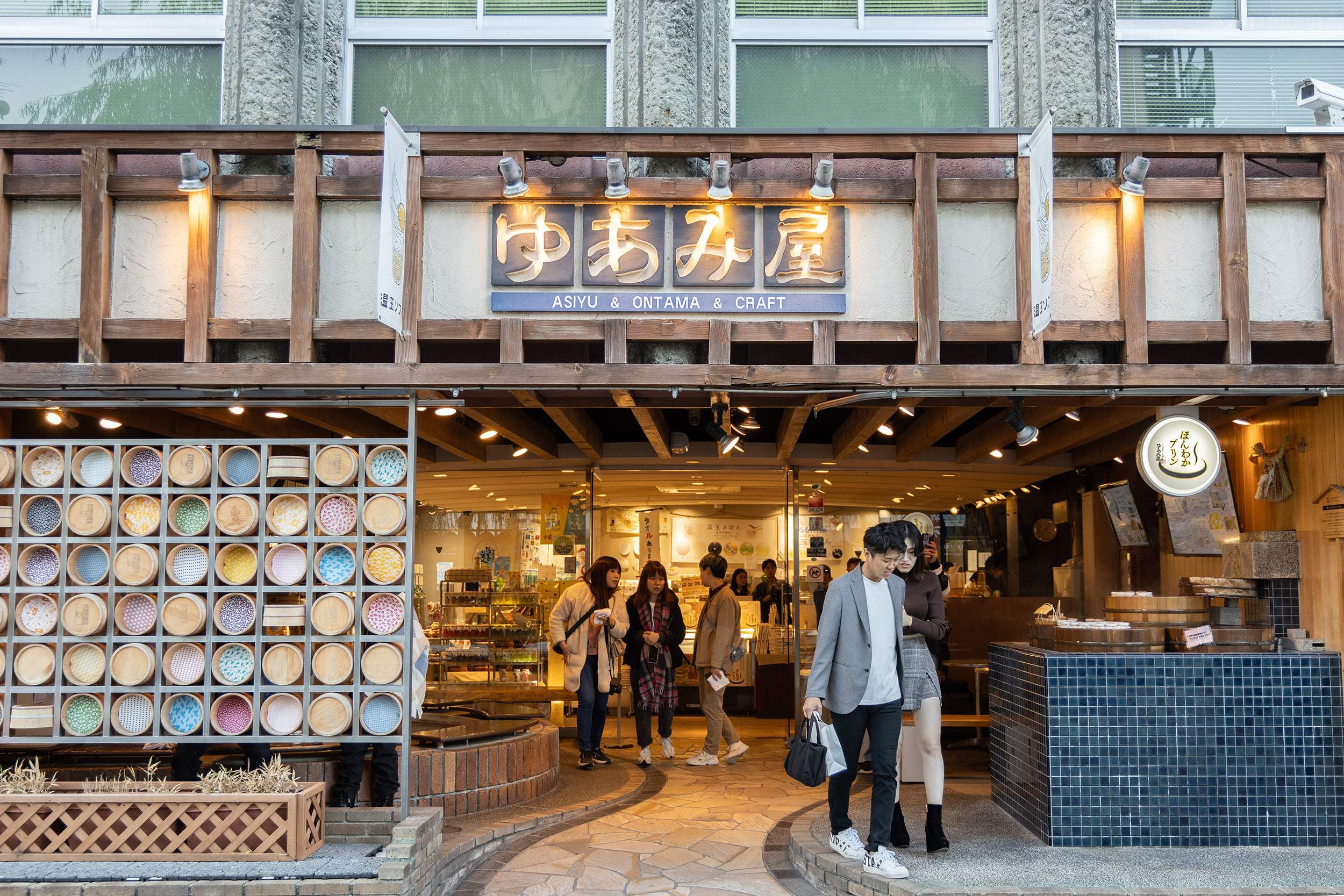在「ゆあみ屋」除了品嘗布丁，也能挑選許多當地特色伴手禮。