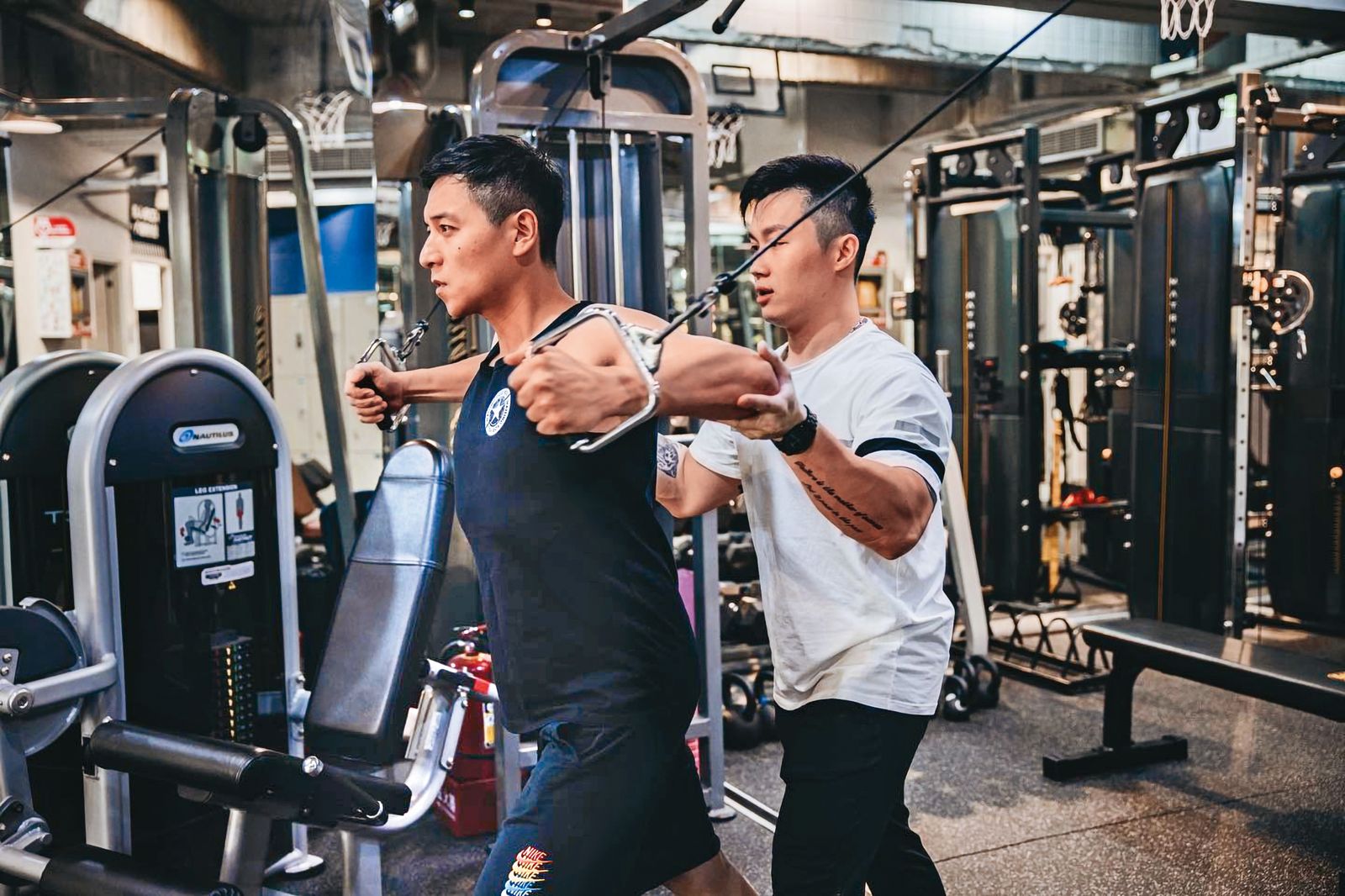 大軍(右)因曾擔任鄭人碩(左)健身教練而彼此熟識。(翻攝自鄭人碩IG)