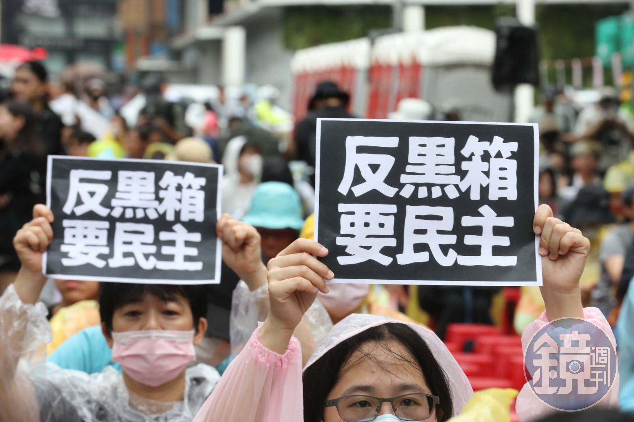 許多民眾為表達對藍白修法的不滿，會高舉自製的手板抗議。