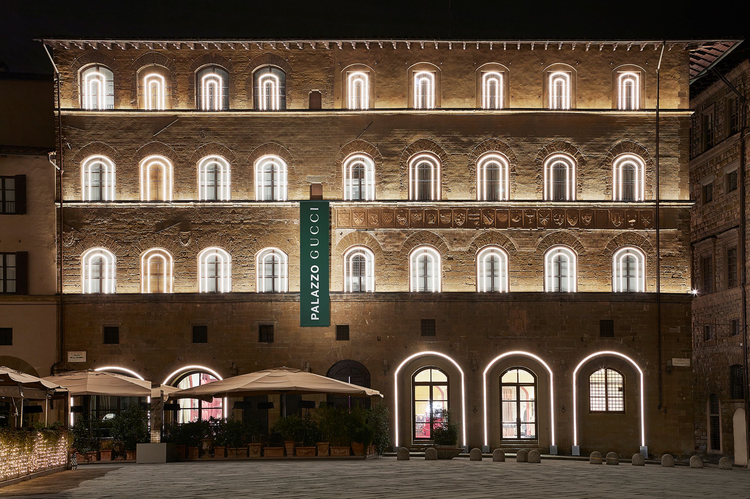 (同場加映)GUCCI照亮位於佛羅倫斯的Palazzo GUCCI外牆,增添耶誕節慶氛圍。(古馳提供)