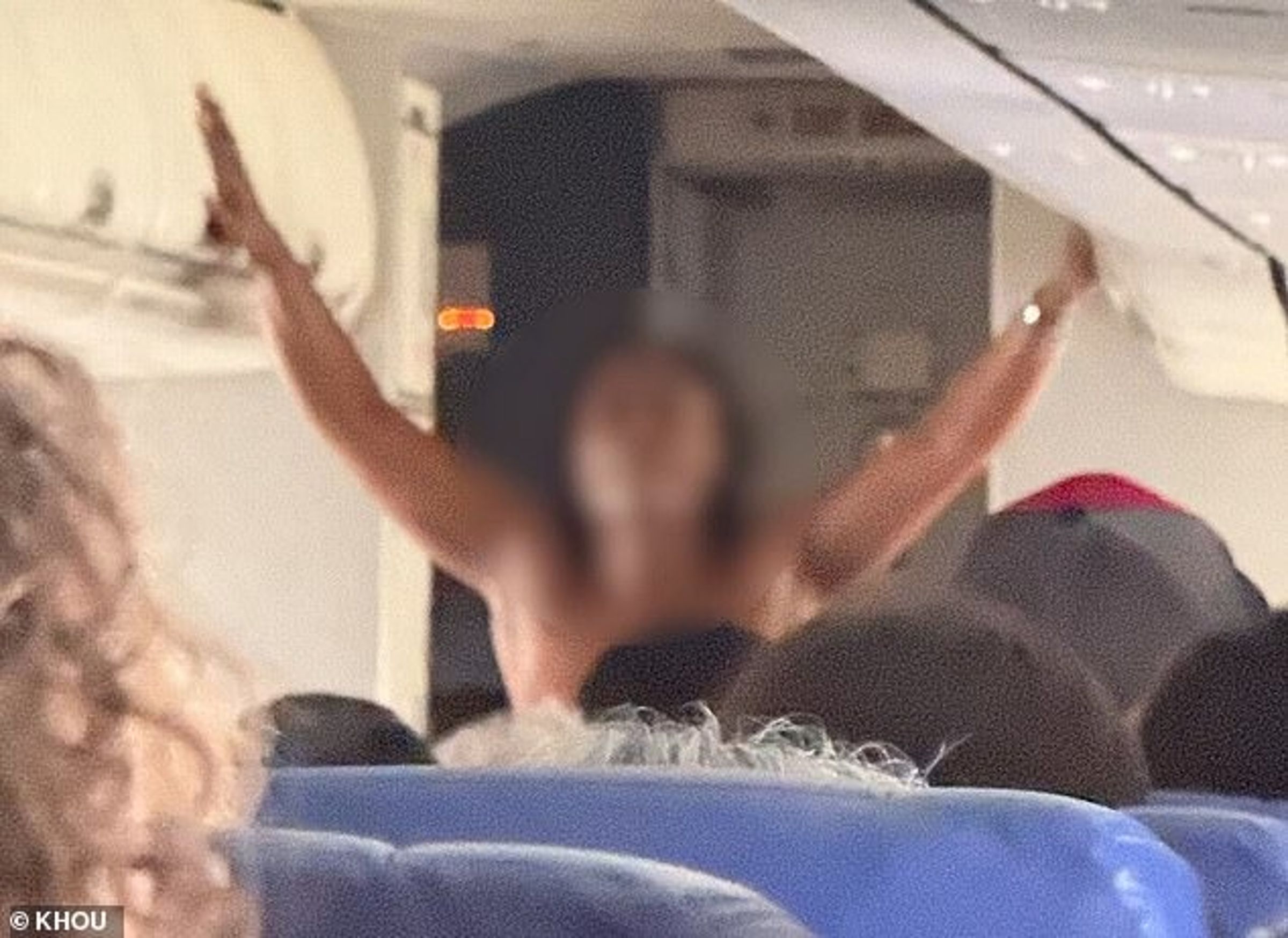 美女搭機全裸示眾咆哮，乘客驚呆25分鐘！飛機被迫退回登機門。（翻自《每日郵報》）