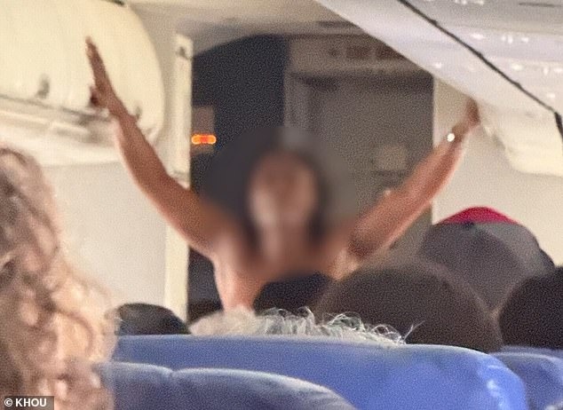 美女搭機全裸示眾咆哮，乘客驚呆25分鐘！飛機被迫退回登機門。（翻自《每日郵報》）