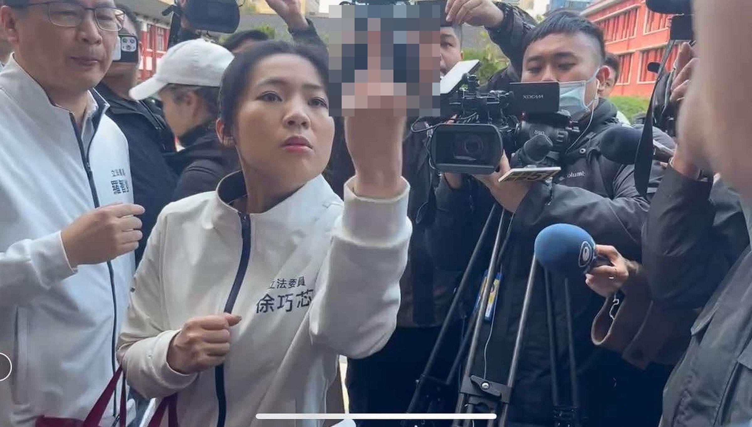 徐巧芯上午在議場外和李坤城發生口角後怒比中指飆罵。(翻攝自周軒臉書)