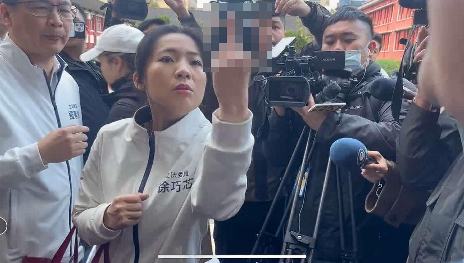 徐巧芯上午在議場外和李坤城發生口角後怒比中指飆罵。（翻攝自周軒臉書）