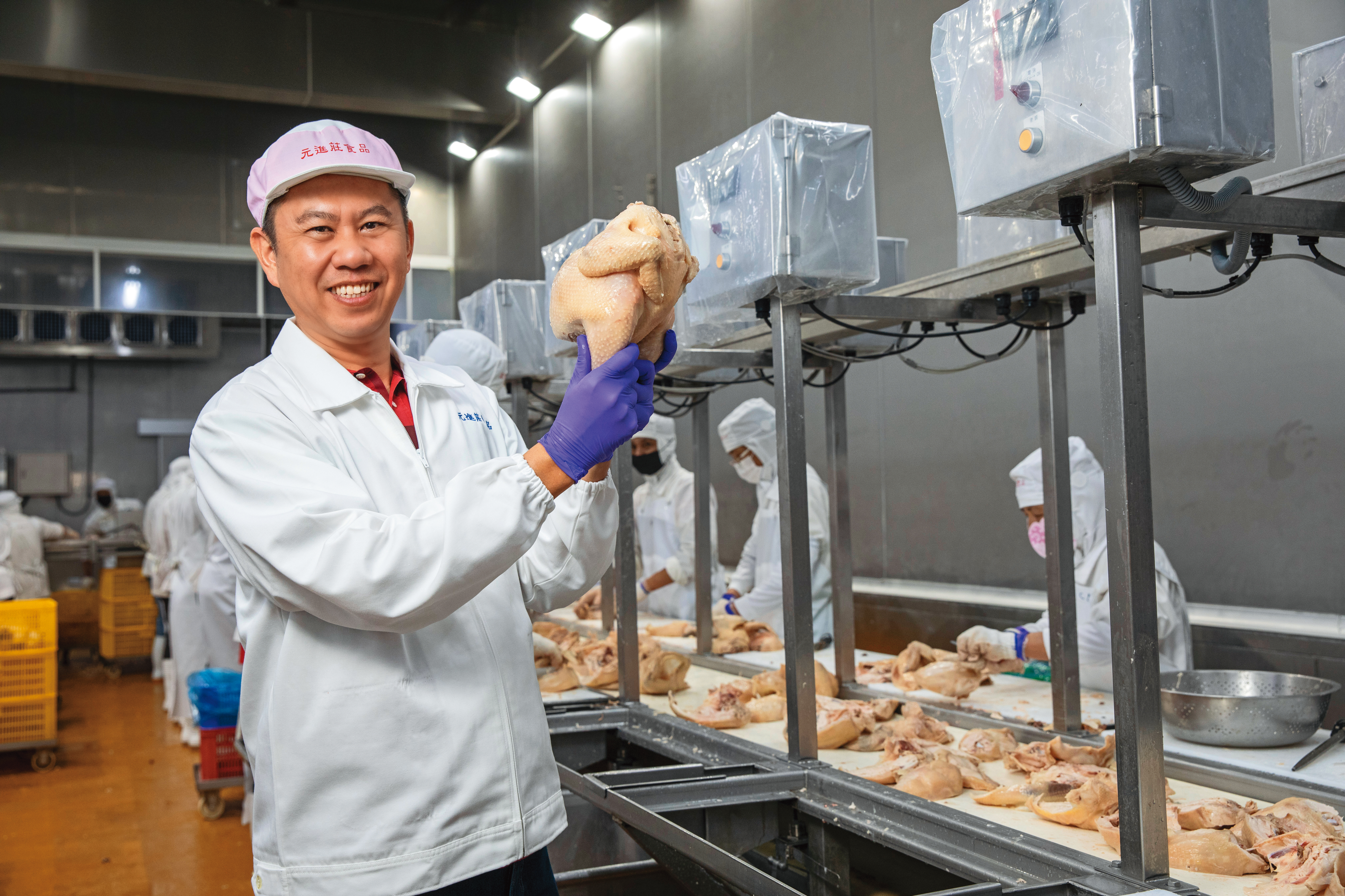 吳政憲運用AI與數據分析智能養雞，從種源、飼養、屠宰到加工一條龍經營，讓元進莊成為台灣番鴨與土雞加工食品霸主。