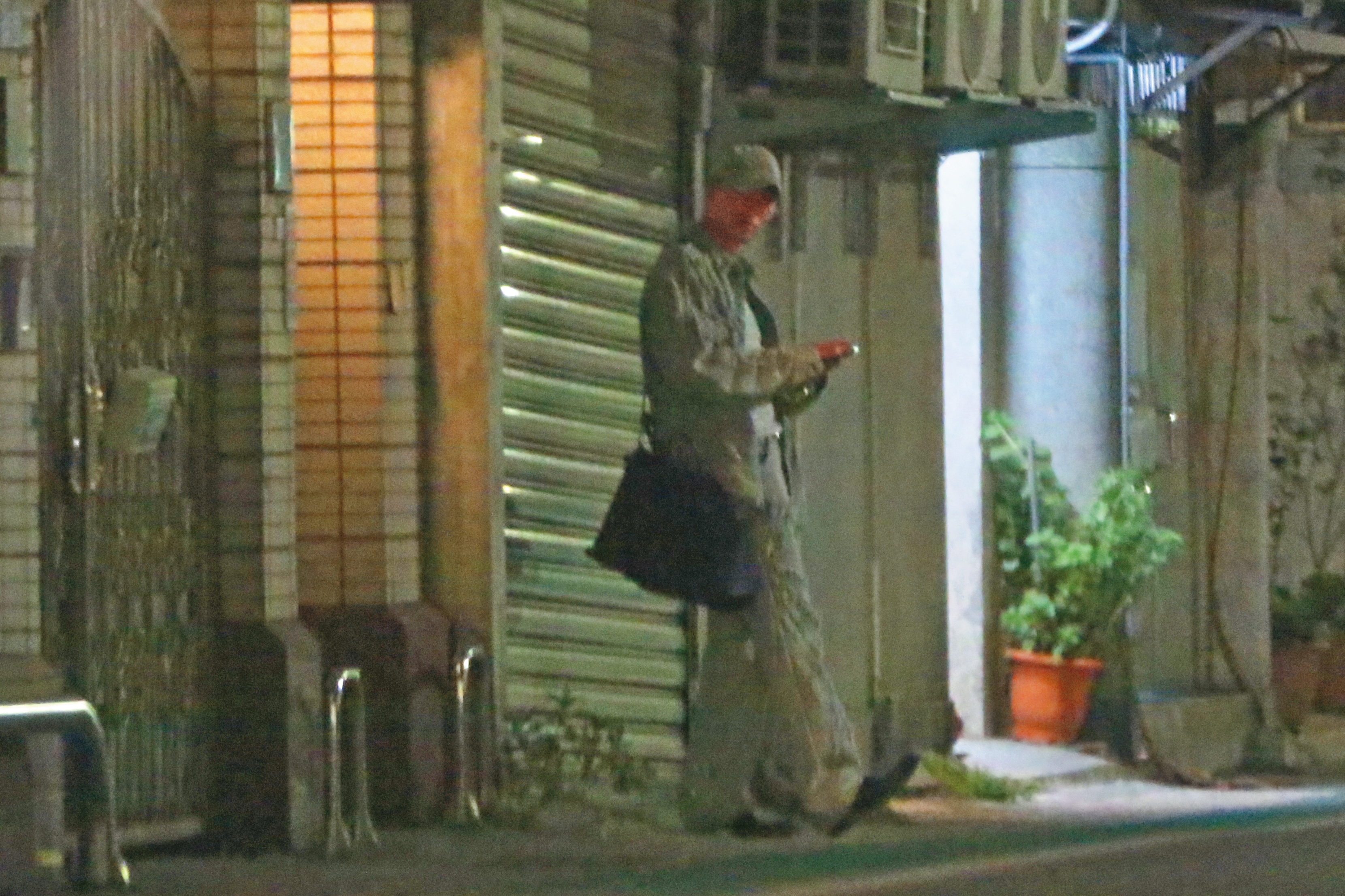 本刊直擊凱文除了北市博愛路的住處,還有大直的家,疑與妻子分居中。