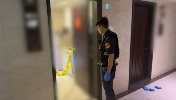 新北市新莊區龍安路一處出租套房13日傍晚驚傳離奇命案，一名27歲趙姓女子被發現陳屍床鋪且已出現屍斑。（翻攝畫面）